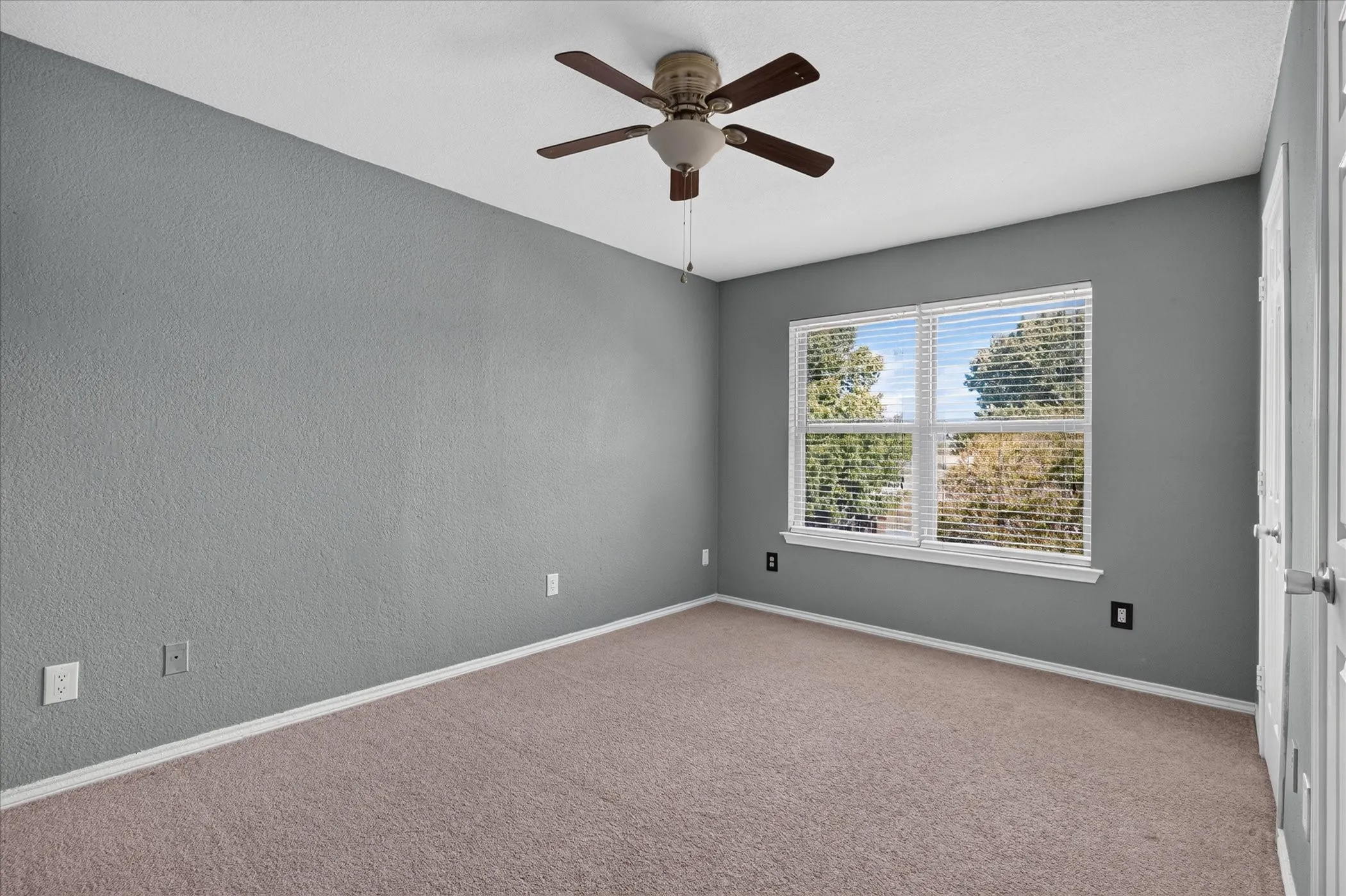 Single Family Residence For Sale in Denton County , 2117 Lavaca Trail, Carrollton, Texas 75010, 3 Bedroom, 3 Bathroom, 2 Garage spaces, 2,271 Sqft, built in 1985, mls#21291865, Real Estate Agent in Carrollton, Homes For Sale in Denton county, Homes For Sale in Carrollton, Realtor in Carrollton Texas, Real Estate Brokerage Independent Realty Texas, Luminita Cordes Realtor