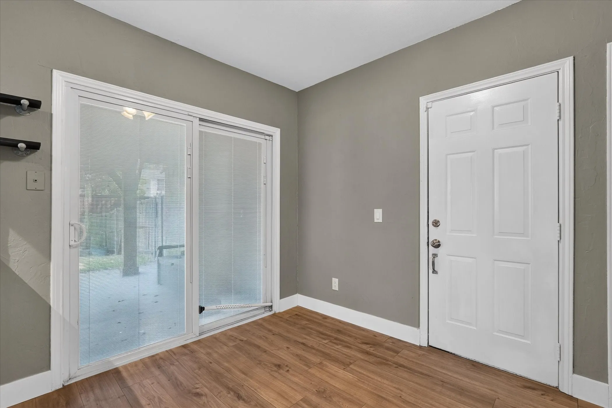 Single Family Residence For Sale in Denton County , 2117 Lavaca Trail, Carrollton, Texas 75010, 3 Bedroom, 3 Bathroom, 2 Garage spaces, 2,271 Sqft, built in 1985, mls#21291865, Real Estate Agent in Carrollton, Homes For Sale in Denton county, Homes For Sale in Carrollton, Realtor in Carrollton Texas, Real Estate Brokerage Independent Realty Texas, Luminita Cordes Realtor