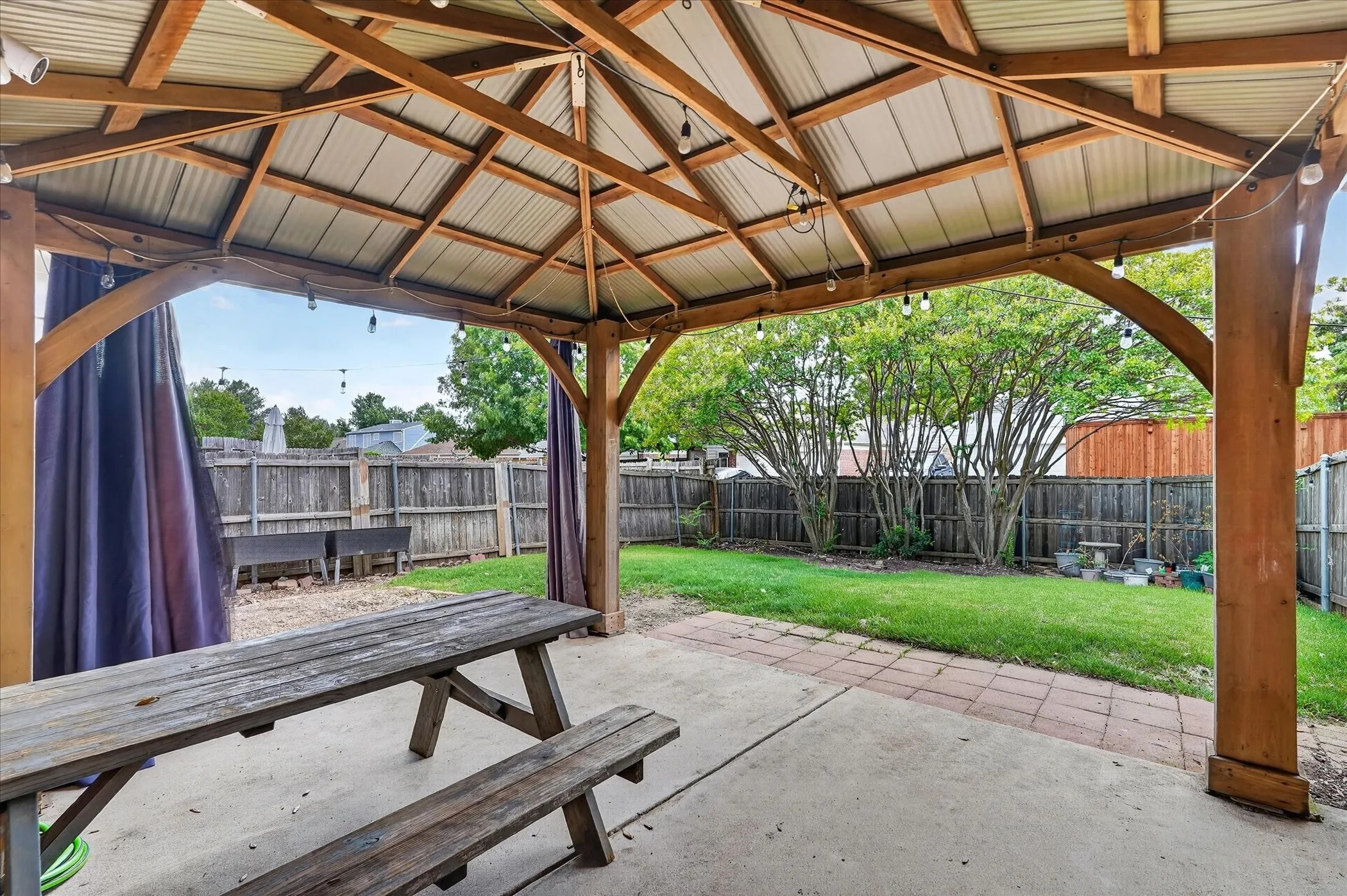 Single Family Residence For Sale in Denton County , 2117 Lavaca Trail, Carrollton, Texas 75010, 3 Bedroom, 3 Bathroom, 2 Garage spaces, 2,271 Sqft, built in 1985, mls#21291865, Real Estate Agent in Carrollton, Homes For Sale in Denton county, Homes For Sale in Carrollton, Realtor in Carrollton Texas, Real Estate Brokerage Independent Realty Texas, Luminita Cordes Realtor