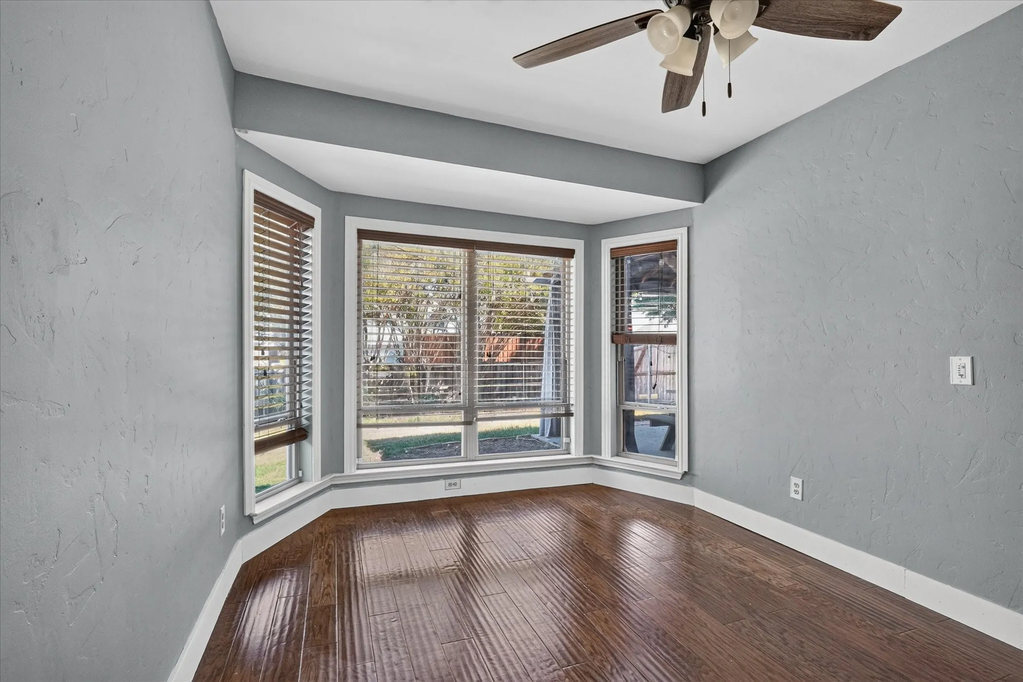 Single Family Residence For Sale in Denton County , 2117 Lavaca Trail, Carrollton, Texas 75010, 3 Bedroom, 3 Bathroom, 2 Garage spaces, 2,271 Sqft, built in 1985, mls#21291865, Real Estate Agent in Carrollton, Homes For Sale in Denton county, Homes For Sale in Carrollton, Realtor in Carrollton Texas, Real Estate Brokerage Independent Realty Texas, Luminita Cordes Realtor