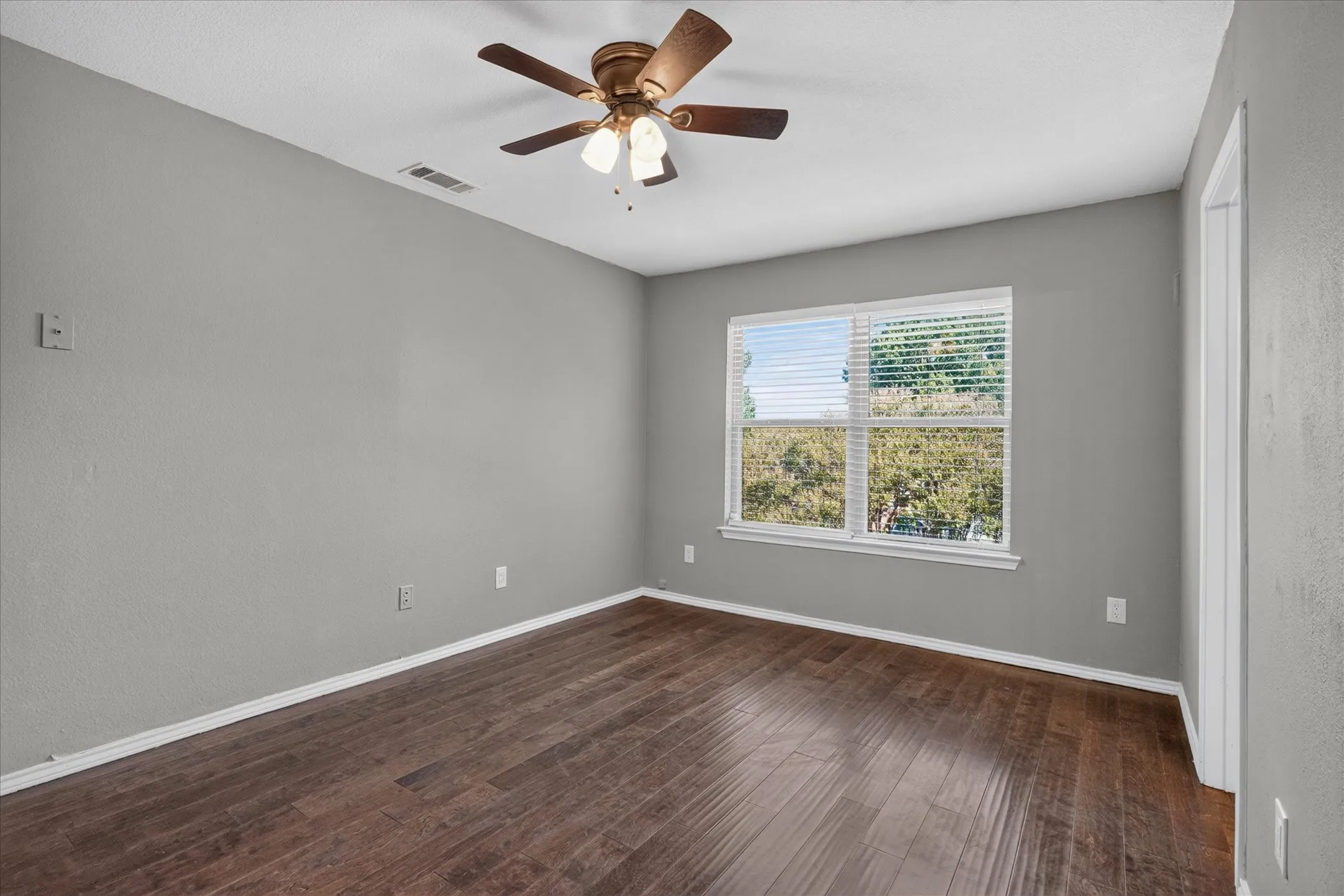 Single Family Residence For Sale in Denton County , 2117 Lavaca Trail, Carrollton, Texas 75010, 3 Bedroom, 3 Bathroom, 2 Garage spaces, 2,271 Sqft, built in 1985, mls#21291865, Real Estate Agent in Carrollton, Homes For Sale in Denton county, Homes For Sale in Carrollton, Realtor in Carrollton Texas, Real Estate Brokerage Independent Realty Texas, Luminita Cordes Realtor