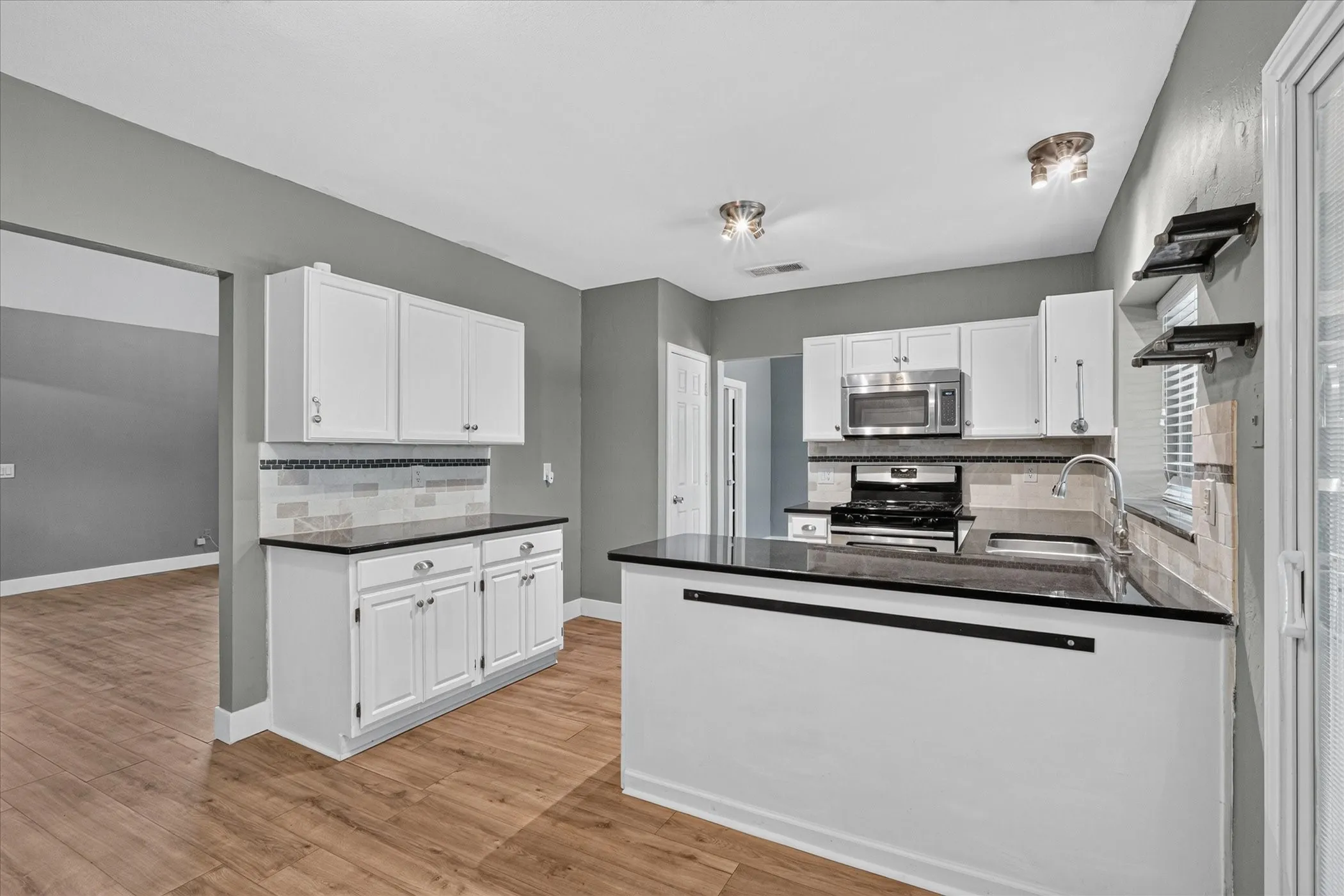 Single Family Residence For Sale in Denton County , 2117 Lavaca Trail, Carrollton, Texas 75010, 3 Bedroom, 3 Bathroom, 2 Garage spaces, 2,271 Sqft, built in 1985, mls#21291865, Real Estate Agent in Carrollton, Homes For Sale in Denton county, Homes For Sale in Carrollton, Realtor in Carrollton Texas, Real Estate Brokerage Independent Realty Texas, Luminita Cordes Realtor
