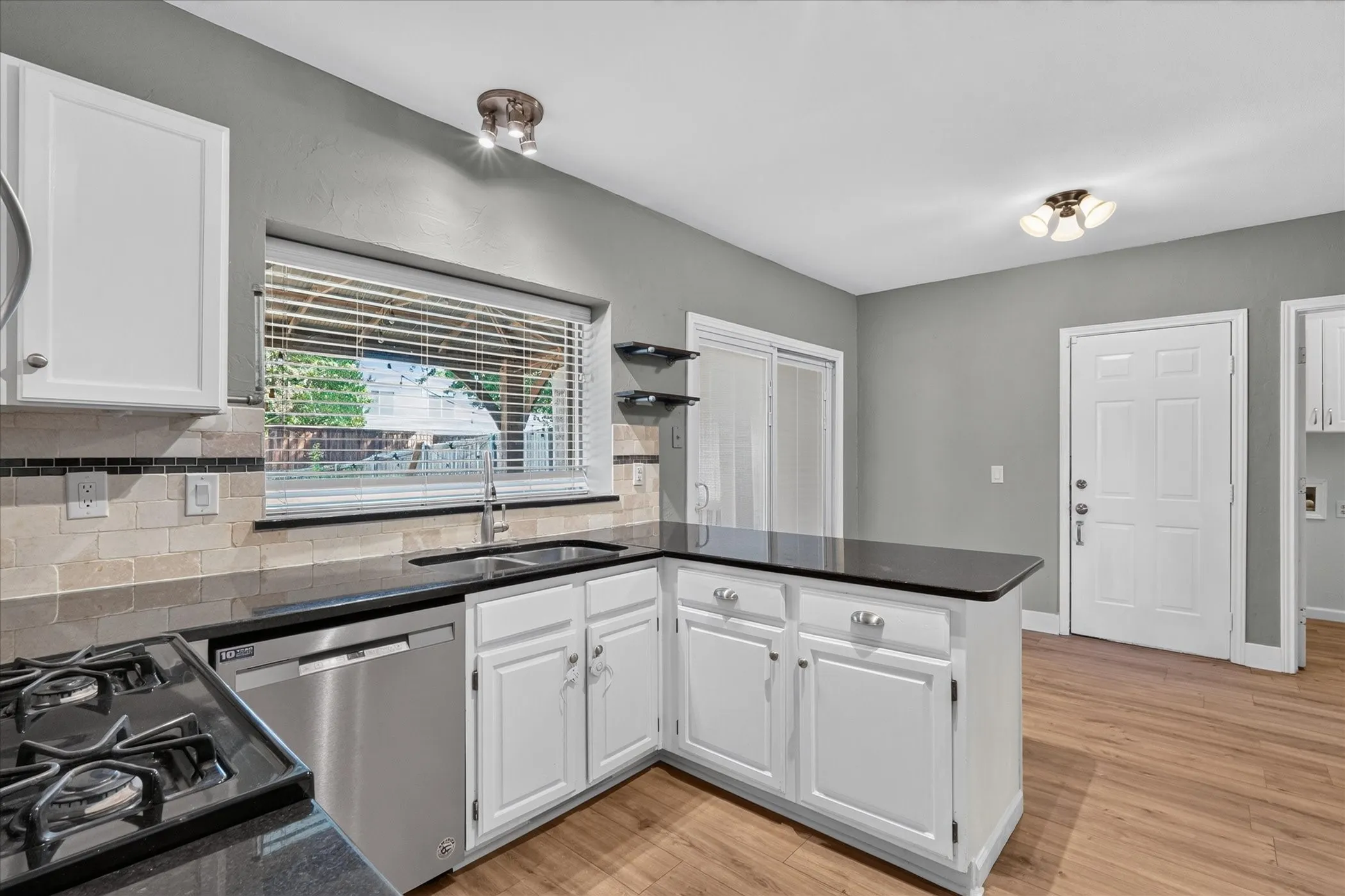 Single Family Residence For Sale in Denton County , 2117 Lavaca Trail, Carrollton, Texas 75010, 3 Bedroom, 3 Bathroom, 2 Garage spaces, 2,271 Sqft, built in 1985, mls#21291865, Real Estate Agent in Carrollton, Homes For Sale in Denton county, Homes For Sale in Carrollton, Realtor in Carrollton Texas, Real Estate Brokerage Independent Realty Texas, Luminita Cordes Realtor