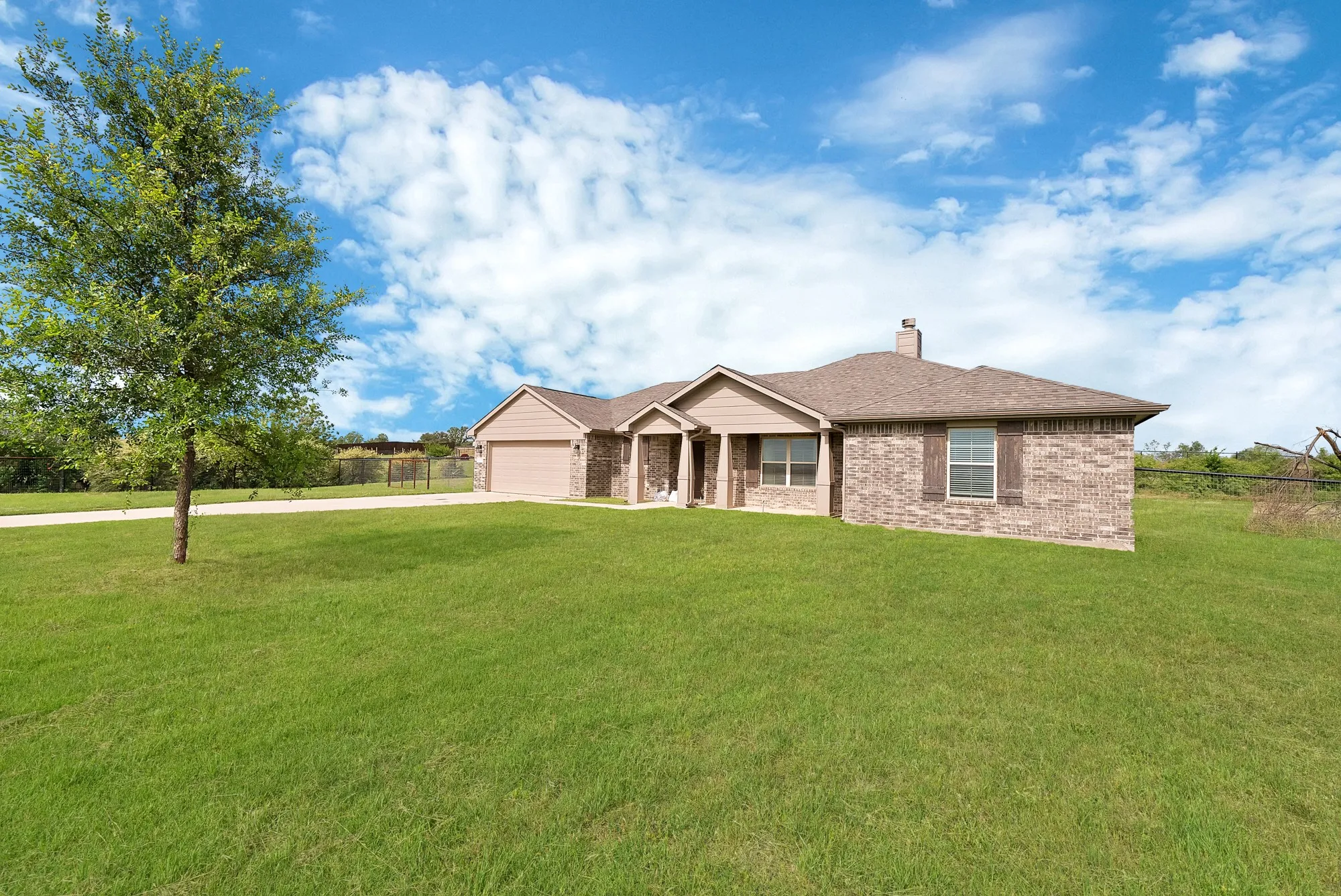 Single Family Residence For Sale in Parker County , 115 Springwood Ranch Loop, Springtown, Texas 76082, 4 Bedroom, 2 Bathroom, 2 Garage spaces, 2,125 Sqft, built in 2019, mls#21292356, Real Estate Agent in Springtown, Homes For Sale in Parker county, Homes For Sale in Springtown, Realtor in Springtown Texas, Real Estate Brokerage Independent Realty Texas, Luminita Cordes Realtor