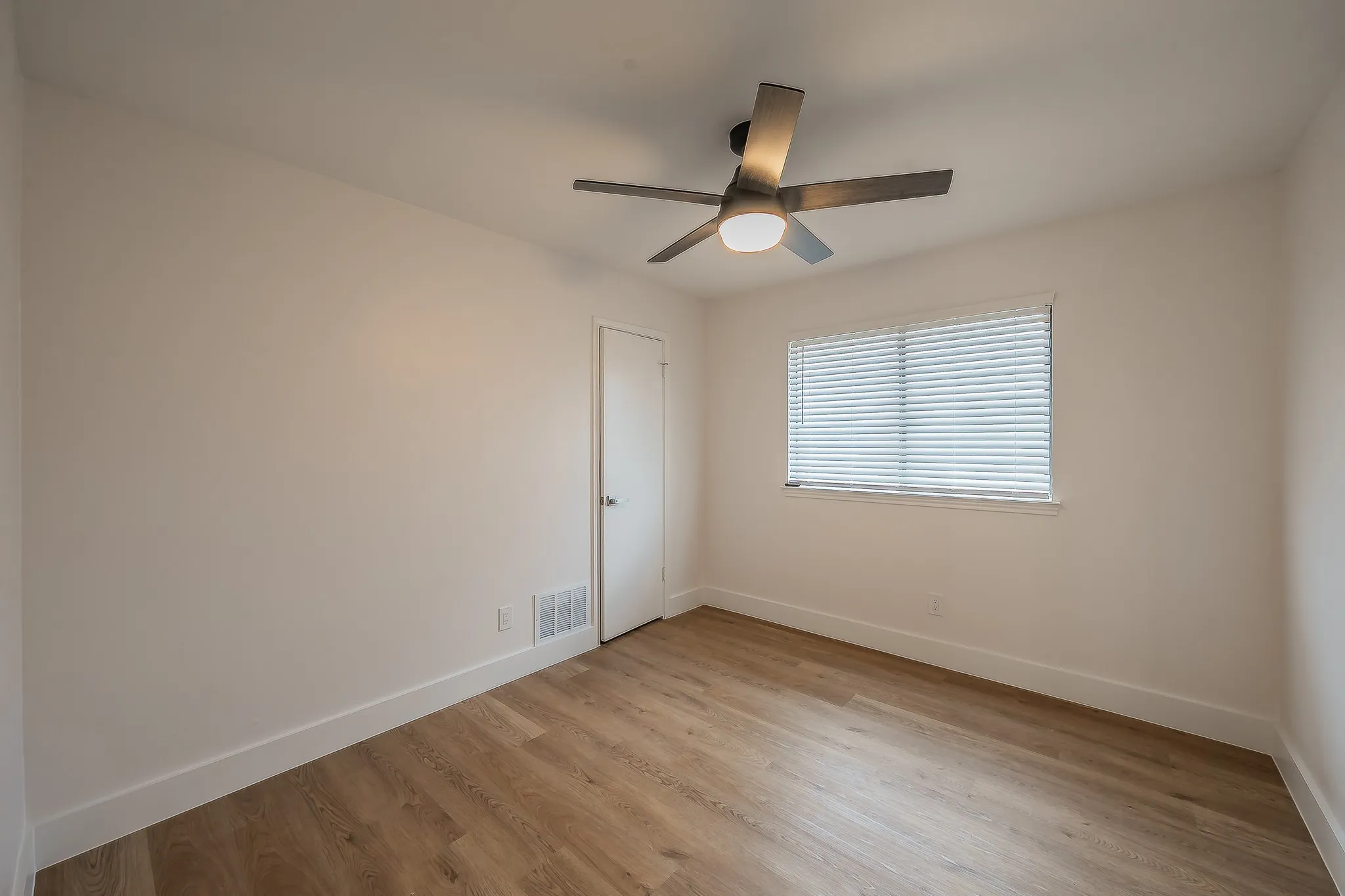 Single Family Residence For Sale in Denton County , 3207 Cutler Place, Carrollton, Texas 75007, 4 Bedroom, 3 Bathroom, 2 Garage spaces, 2,327 Sqft, built in 1983, mls#21292385, Real Estate Agent in Carrollton, Homes For Sale in Denton county, Homes For Sale in Carrollton, Realtor in Carrollton Texas, Real Estate Brokerage Independent Realty Texas, Luminita Cordes Realtor