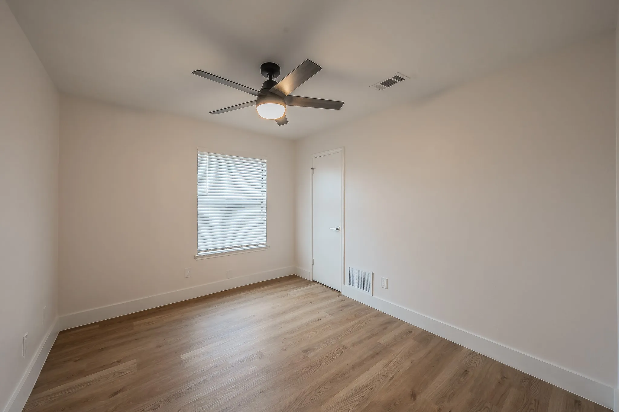 Single Family Residence For Sale in Denton County , 3207 Cutler Place, Carrollton, Texas 75007, 4 Bedroom, 3 Bathroom, 2 Garage spaces, 2,327 Sqft, built in 1983, mls#21292385, Real Estate Agent in Carrollton, Homes For Sale in Denton county, Homes For Sale in Carrollton, Realtor in Carrollton Texas, Real Estate Brokerage Independent Realty Texas, Luminita Cordes Realtor