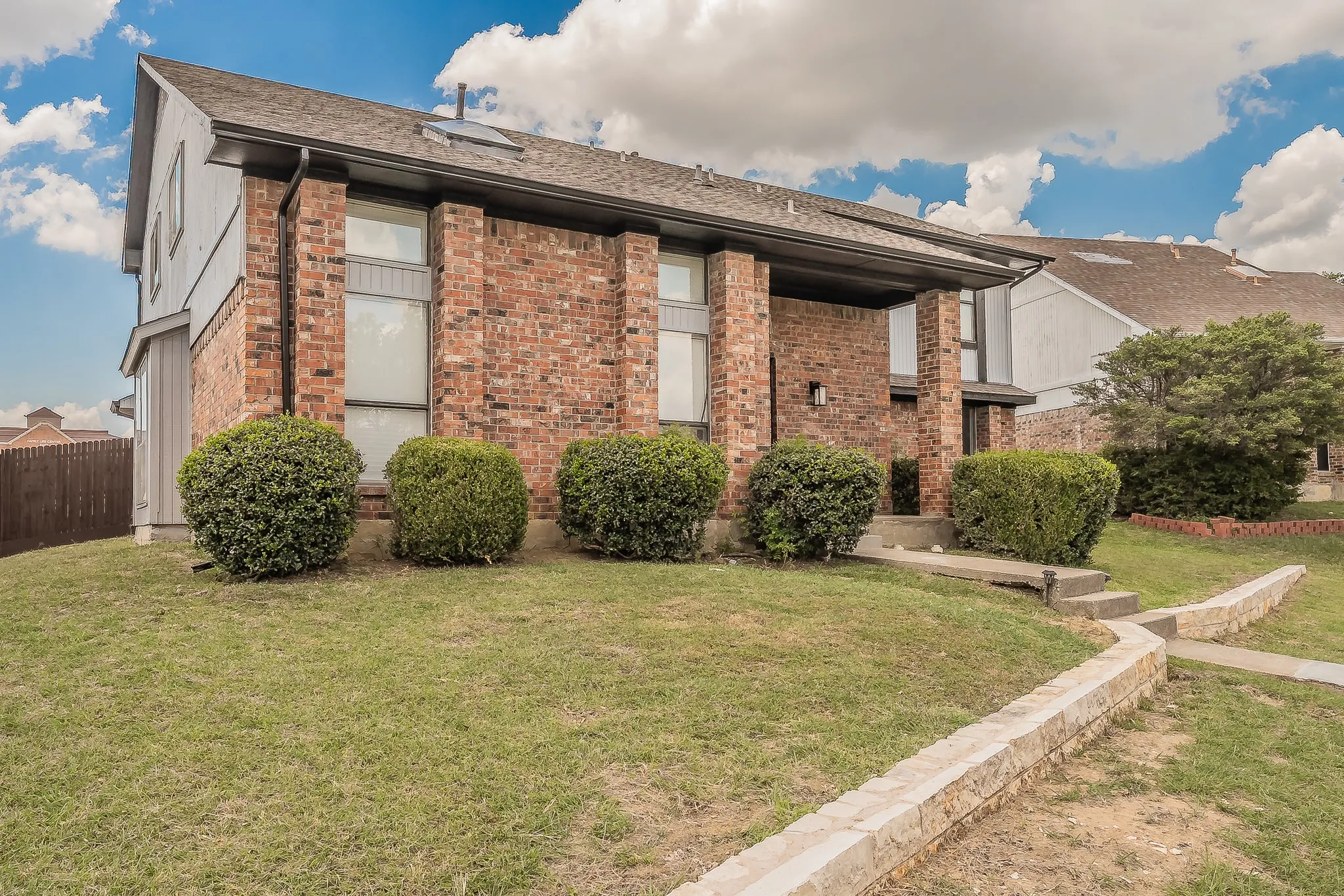 Single Family Residence For Sale in Denton County , 3207 Cutler Place, Carrollton, Texas 75007, 4 Bedroom, 3 Bathroom, 2 Garage spaces, 2,327 Sqft, built in 1983, mls#21292385, Real Estate Agent in Carrollton, Homes For Sale in Denton county, Homes For Sale in Carrollton, Realtor in Carrollton Texas, Real Estate Brokerage Independent Realty Texas, Luminita Cordes Realtor