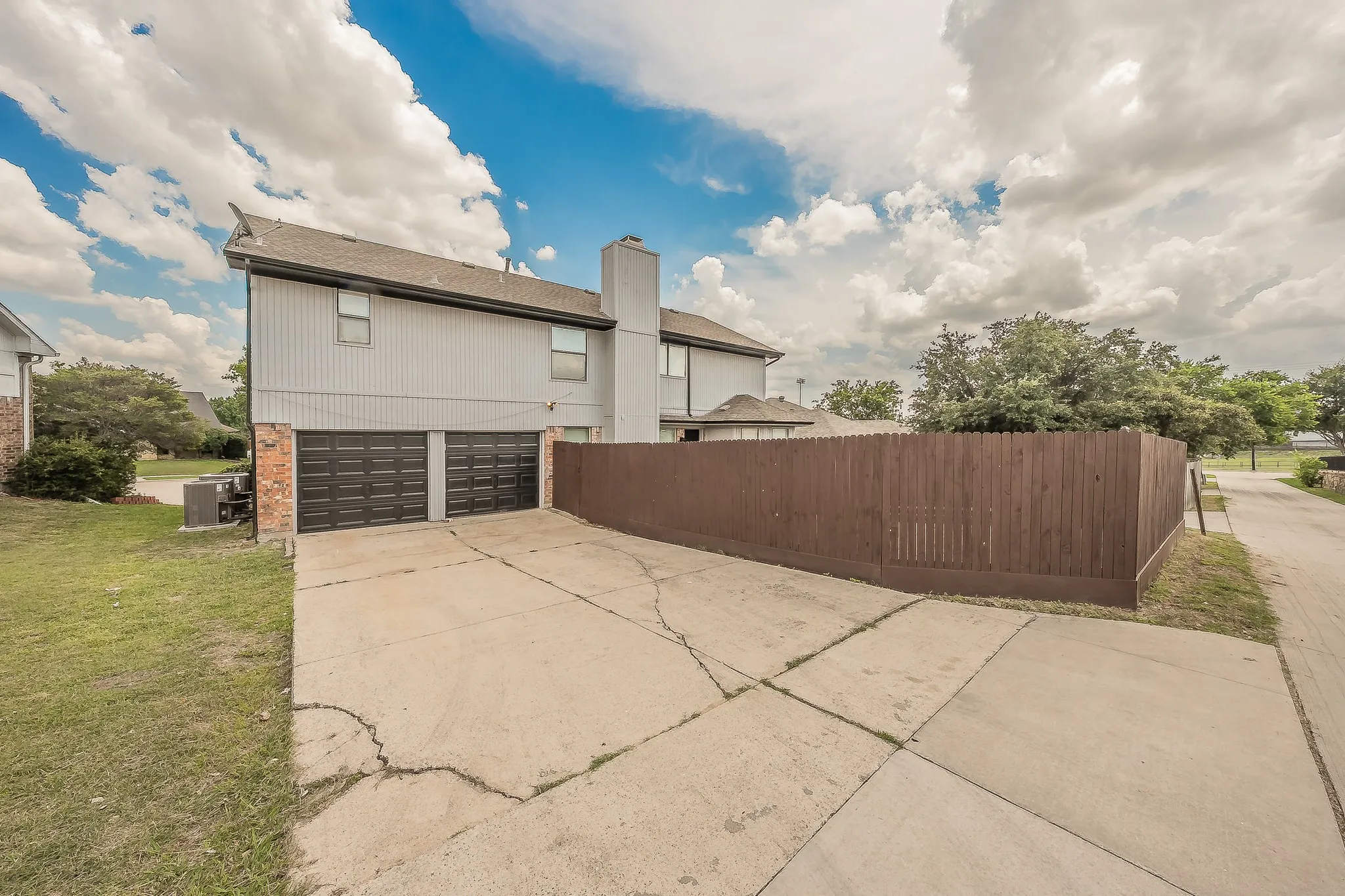 Single Family Residence For Sale in Denton County , 3207 Cutler Place, Carrollton, Texas 75007, 4 Bedroom, 3 Bathroom, 2 Garage spaces, 2,327 Sqft, built in 1983, mls#21292385, Real Estate Agent in Carrollton, Homes For Sale in Denton county, Homes For Sale in Carrollton, Realtor in Carrollton Texas, Real Estate Brokerage Independent Realty Texas, Luminita Cordes Realtor