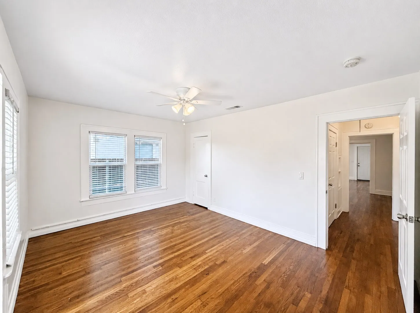 Duplex For Rent in Tarrant County , 3112 Frazier Avenue, Fort Worth, Texas 76110, 1 Bedroom, 1 Bathroom, Garage spaces, 775 Sqft, built in 1922, Price $1,300, mls#21291934, Real Estate Agent in Fort Worth, Homes For Rent in Tarrant county, Homes For Rent in Fort Worth, Realtor in Fort Worth Texas, Real Estate Brokerage Independent Realty Texas, Luminita Cordes Realtor