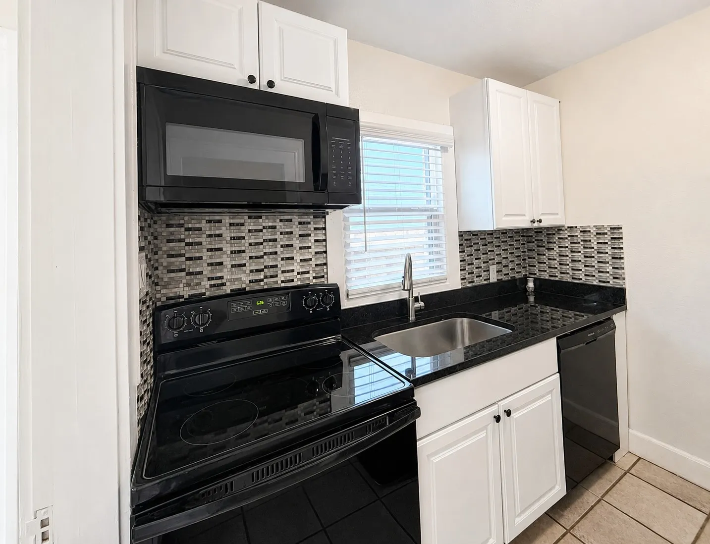Duplex For Rent in Tarrant County , 3112 Frazier Avenue, Fort Worth, Texas 76110, 1 Bedroom, 1 Bathroom, Garage spaces, 775 Sqft, built in 1922, Price $1,300, mls#21291934, Real Estate Agent in Fort Worth, Homes For Rent in Tarrant county, Homes For Rent in Fort Worth, Realtor in Fort Worth Texas, Real Estate Brokerage Independent Realty Texas, Luminita Cordes Realtor