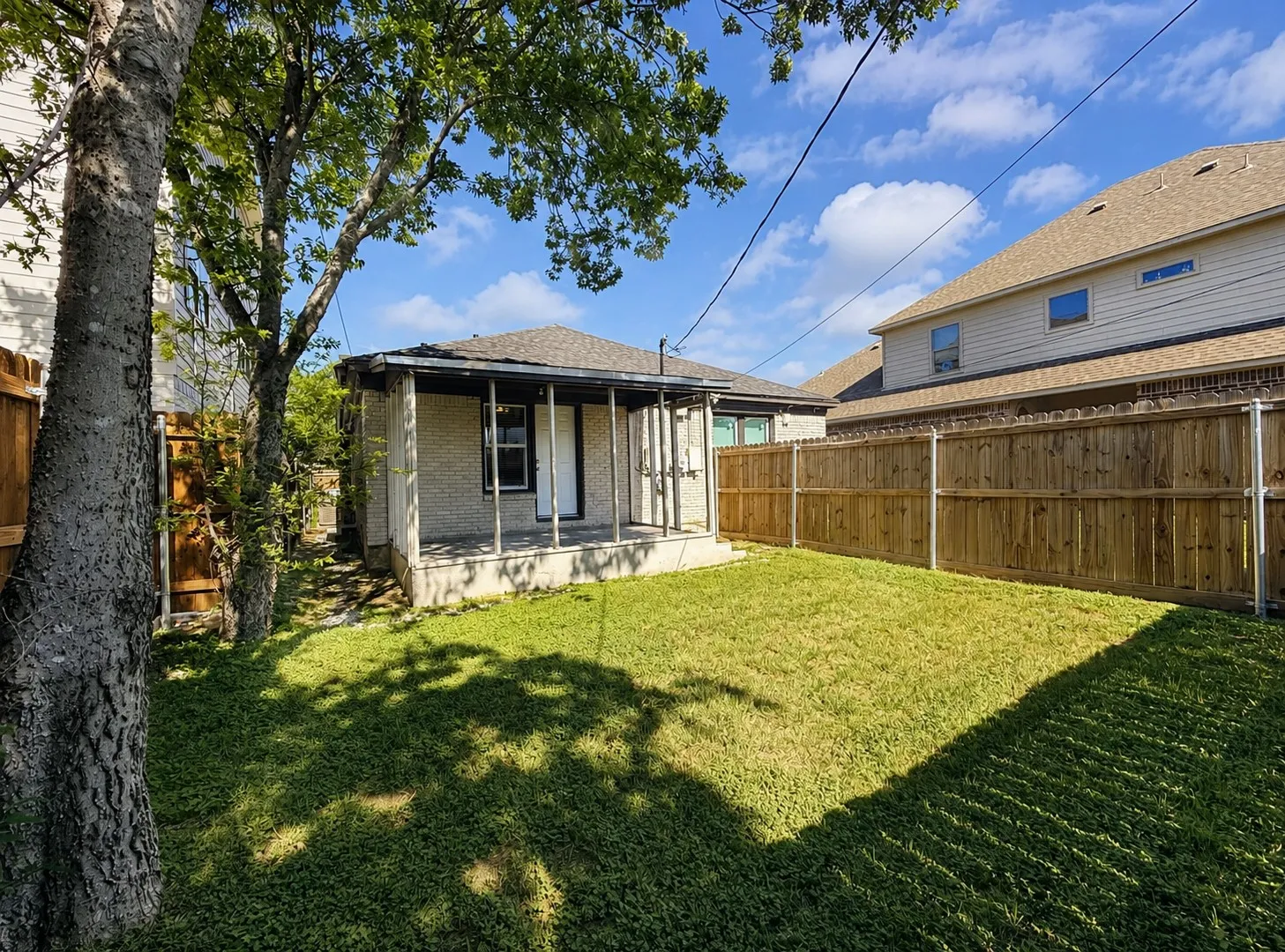 Duplex For Rent in Tarrant County , 3112 Frazier Avenue, Fort Worth, Texas 76110, 1 Bedroom, 1 Bathroom, Garage spaces, 775 Sqft, built in 1922, Price $1,300, mls#21291934, Real Estate Agent in Fort Worth, Homes For Rent in Tarrant county, Homes For Rent in Fort Worth, Realtor in Fort Worth Texas, Real Estate Brokerage Independent Realty Texas, Luminita Cordes Realtor