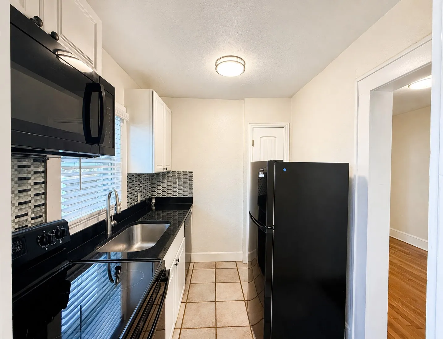 Duplex For Rent in Tarrant County , 3112 Frazier Avenue, Fort Worth, Texas 76110, 1 Bedroom, 1 Bathroom, Garage spaces, 775 Sqft, built in 1922, Price $1,300, mls#21291934, Real Estate Agent in Fort Worth, Homes For Rent in Tarrant county, Homes For Rent in Fort Worth, Realtor in Fort Worth Texas, Real Estate Brokerage Independent Realty Texas, Luminita Cordes Realtor
