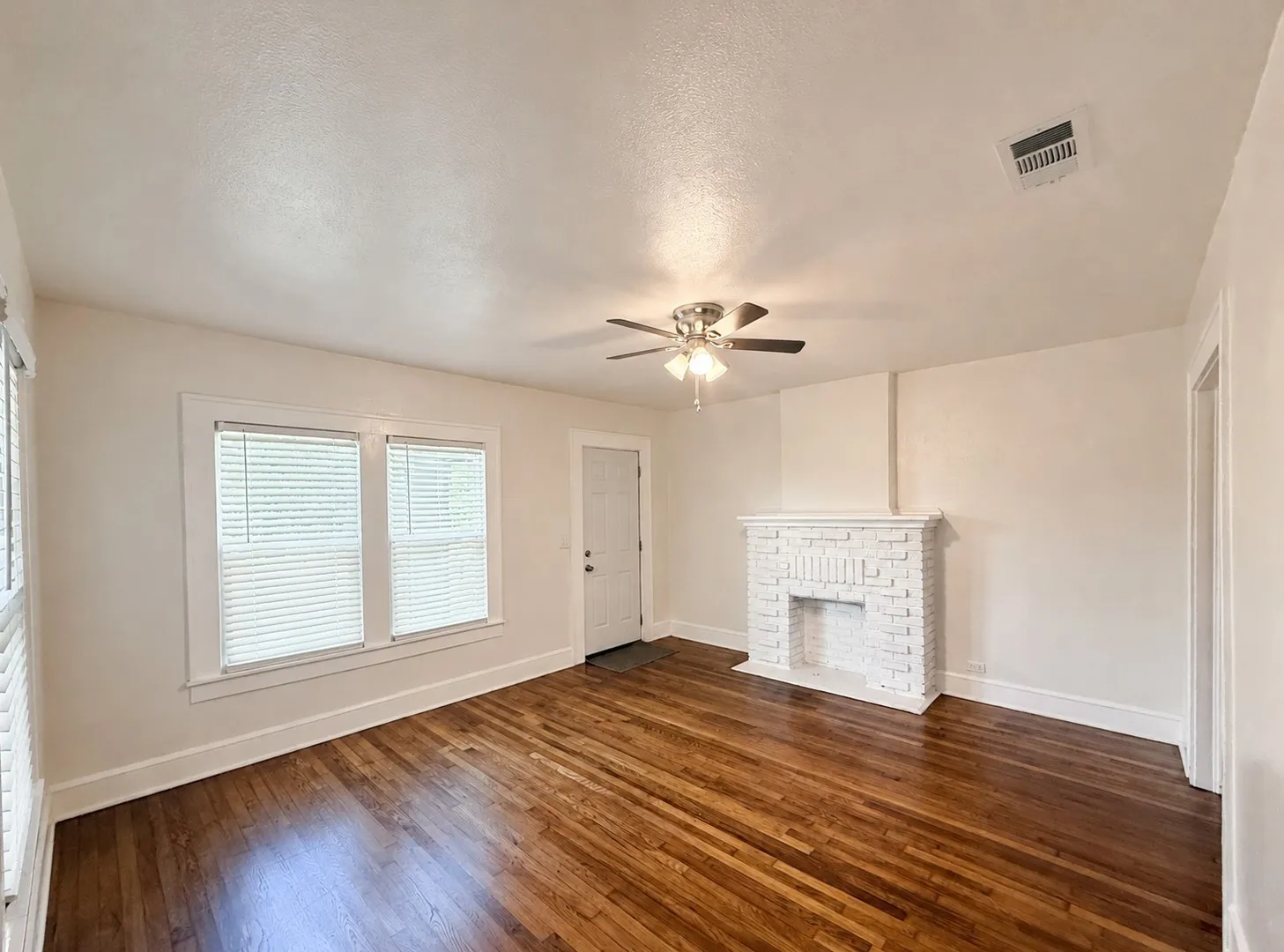 Duplex For Rent in Tarrant County , 3112 Frazier Avenue, Fort Worth, Texas 76110, 1 Bedroom, 1 Bathroom, Garage spaces, 775 Sqft, built in 1922, Price $1,300, mls#21291934, Real Estate Agent in Fort Worth, Homes For Rent in Tarrant county, Homes For Rent in Fort Worth, Realtor in Fort Worth Texas, Real Estate Brokerage Independent Realty Texas, Luminita Cordes Realtor