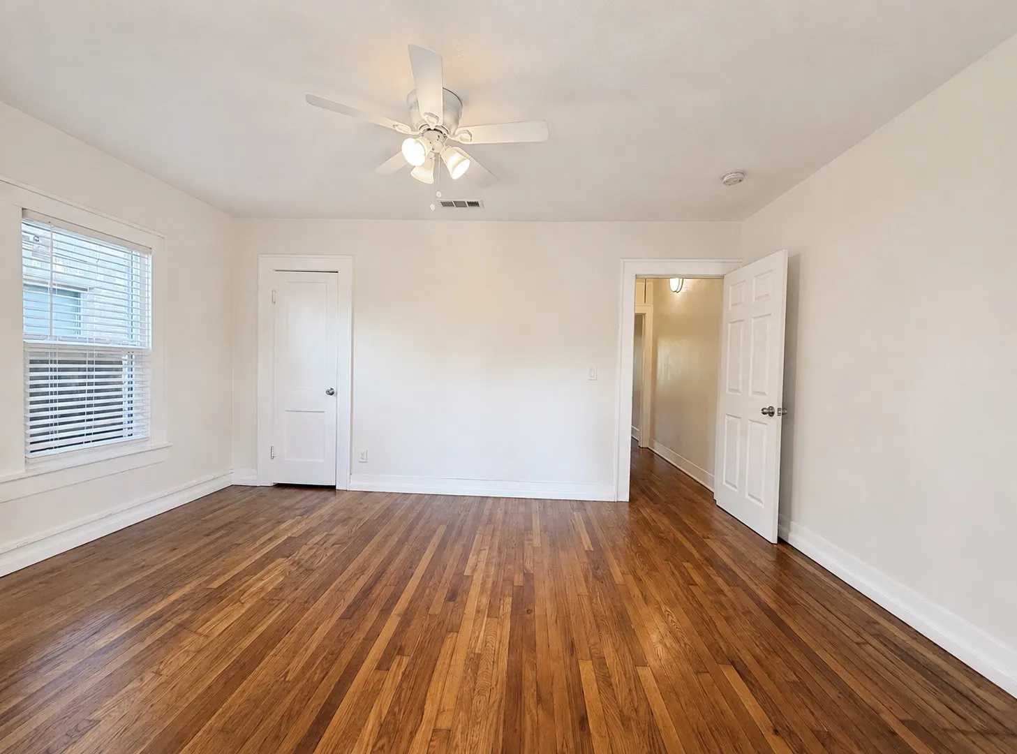 Duplex For Rent in Tarrant County , 3112 Frazier Avenue, Fort Worth, Texas 76110, 1 Bedroom, 1 Bathroom, Garage spaces, 775 Sqft, built in 1922, Price $1,300, mls#21291934, Real Estate Agent in Fort Worth, Homes For Rent in Tarrant county, Homes For Rent in Fort Worth, Realtor in Fort Worth Texas, Real Estate Brokerage Independent Realty Texas, Luminita Cordes Realtor