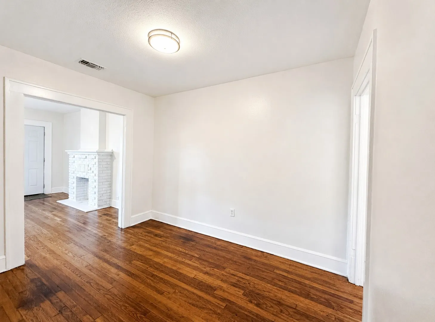 Duplex For Rent in Tarrant County , 3112 Frazier Avenue, Fort Worth, Texas 76110, 1 Bedroom, 1 Bathroom, Garage spaces, 775 Sqft, built in 1922, Price $1,300, mls#21291934, Real Estate Agent in Fort Worth, Homes For Rent in Tarrant county, Homes For Rent in Fort Worth, Realtor in Fort Worth Texas, Real Estate Brokerage Independent Realty Texas, Luminita Cordes Realtor