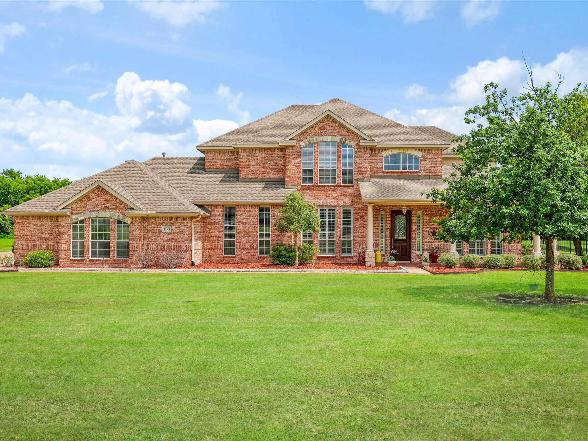 Single Family Residence For Sale in Kaufman County , 10519 E Clover Lane, Forney, Texas 75126, 4 Bedroom, 3 Bathroom, 3 Garage spaces, 3,320 Sqft, built in 2000, mls#21288972, Real Estate Agent in Forney, Homes For Sale in Kaufman county, Homes For Sale in Forney, Realtor in Forney Texas, Real Estate Brokerage Independent Realty Texas, Luminita Cordes Realtor
