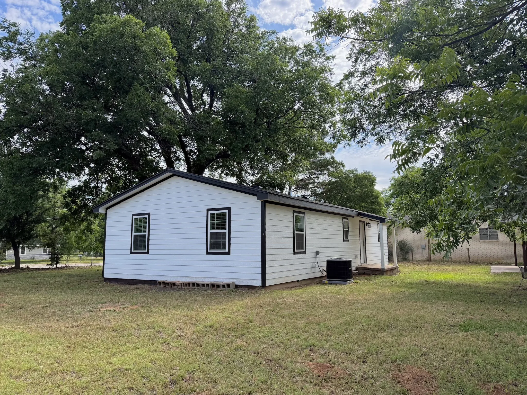 Single Family Residence For Sale in Wichita County , 628 W 3rd Street, Burkburnett, Texas 76354, 3 Bedroom, 1 Bathroom, Garage spaces, 1,192 Sqft, built in 1950, mls#21293150, Real Estate Agent in Burkburnett, Homes For Sale in Wichita county, Homes For Sale in Burkburnett, Realtor in Burkburnett Texas, Real Estate Brokerage Independent Realty Texas, Luminita Cordes Realtor