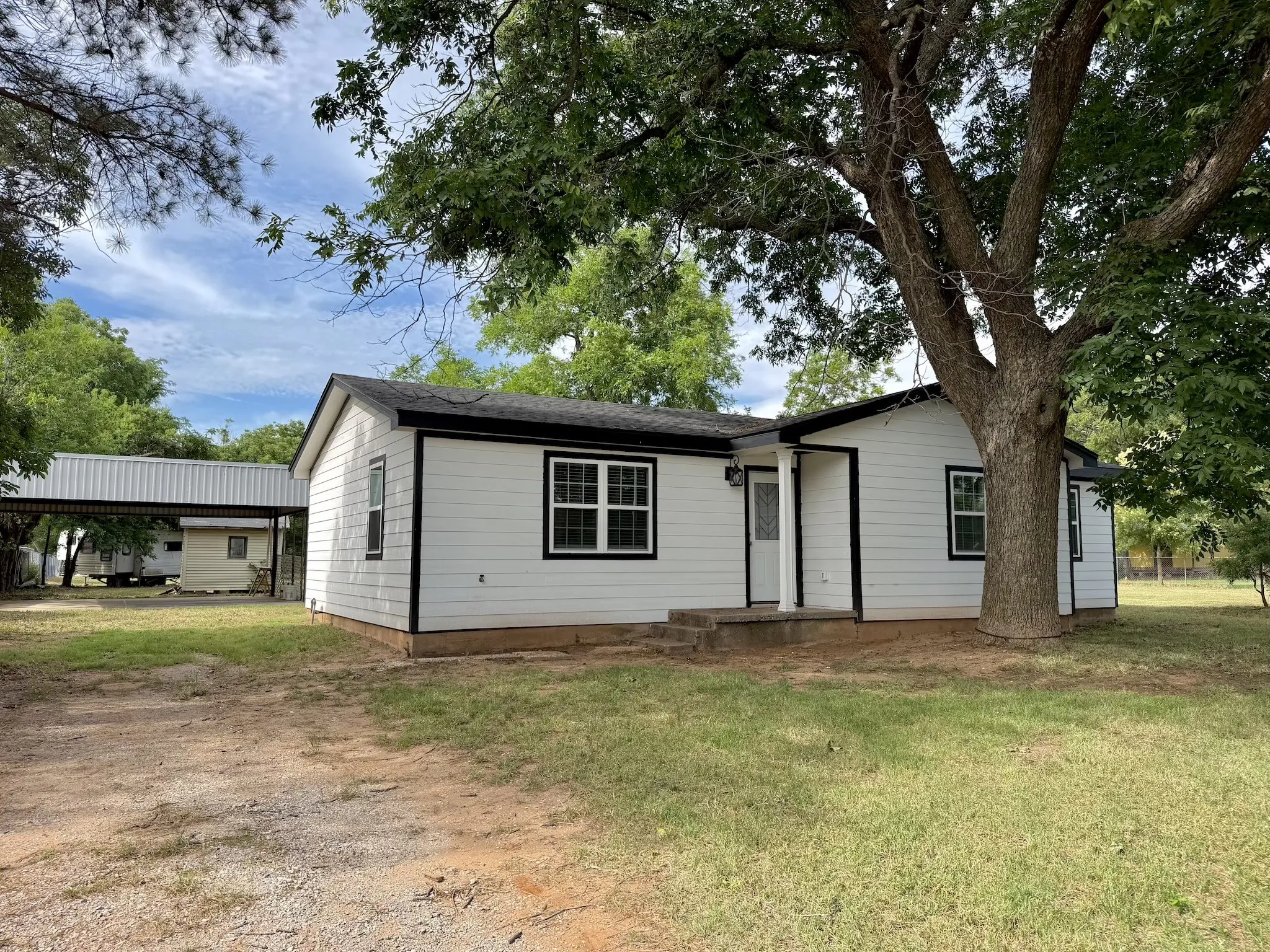 Single Family Residence For Sale in Wichita County , 628 W 3rd Street, Burkburnett, Texas 76354, 3 Bedroom, 1 Bathroom, Garage spaces, 1,192 Sqft, built in 1950, mls#21293150, Real Estate Agent in Burkburnett, Homes For Sale in Wichita county, Homes For Sale in Burkburnett, Realtor in Burkburnett Texas, Real Estate Brokerage Independent Realty Texas, Luminita Cordes Realtor