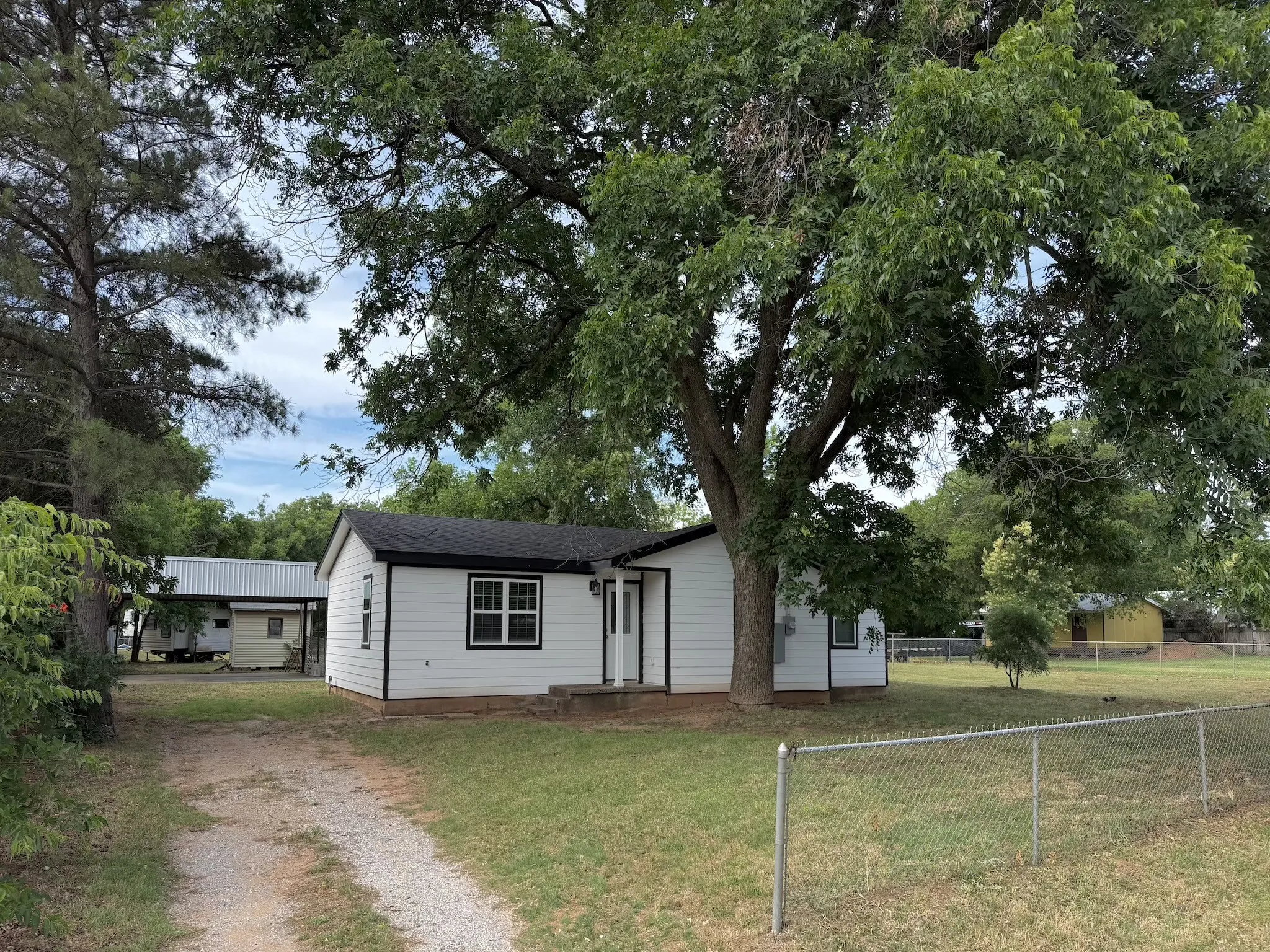 Single Family Residence For Sale in Wichita County , 628 W 3rd Street, Burkburnett, Texas 76354, 3 Bedroom, 1 Bathroom, Garage spaces, 1,192 Sqft, built in 1950, mls#21293150, Real Estate Agent in Burkburnett, Homes For Sale in Wichita county, Homes For Sale in Burkburnett, Realtor in Burkburnett Texas, Real Estate Brokerage Independent Realty Texas, Luminita Cordes Realtor