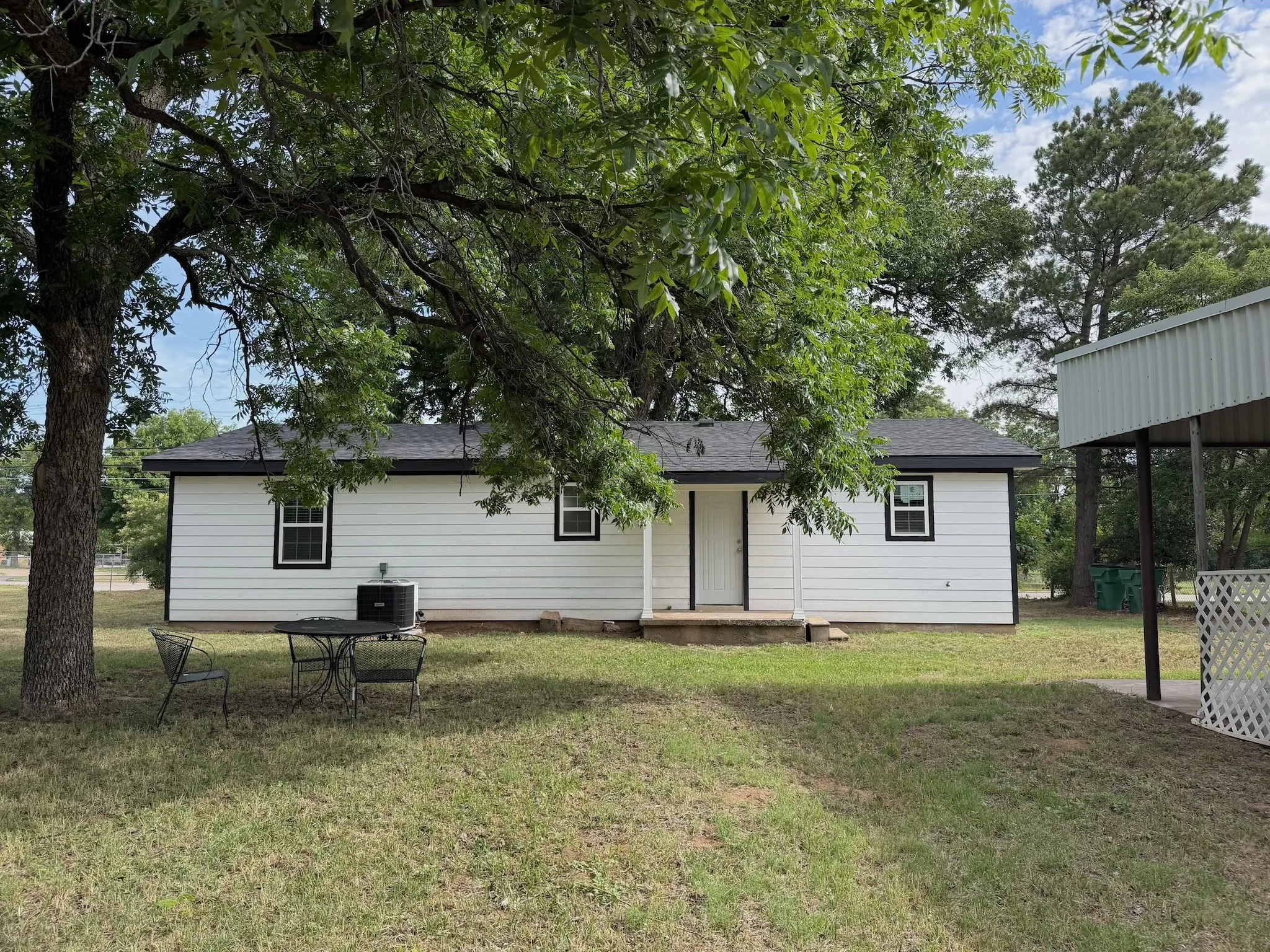 Single Family Residence For Sale in Wichita County , 628 W 3rd Street, Burkburnett, Texas 76354, 3 Bedroom, 1 Bathroom, Garage spaces, 1,192 Sqft, built in 1950, mls#21293150, Real Estate Agent in Burkburnett, Homes For Sale in Wichita county, Homes For Sale in Burkburnett, Realtor in Burkburnett Texas, Real Estate Brokerage Independent Realty Texas, Luminita Cordes Realtor