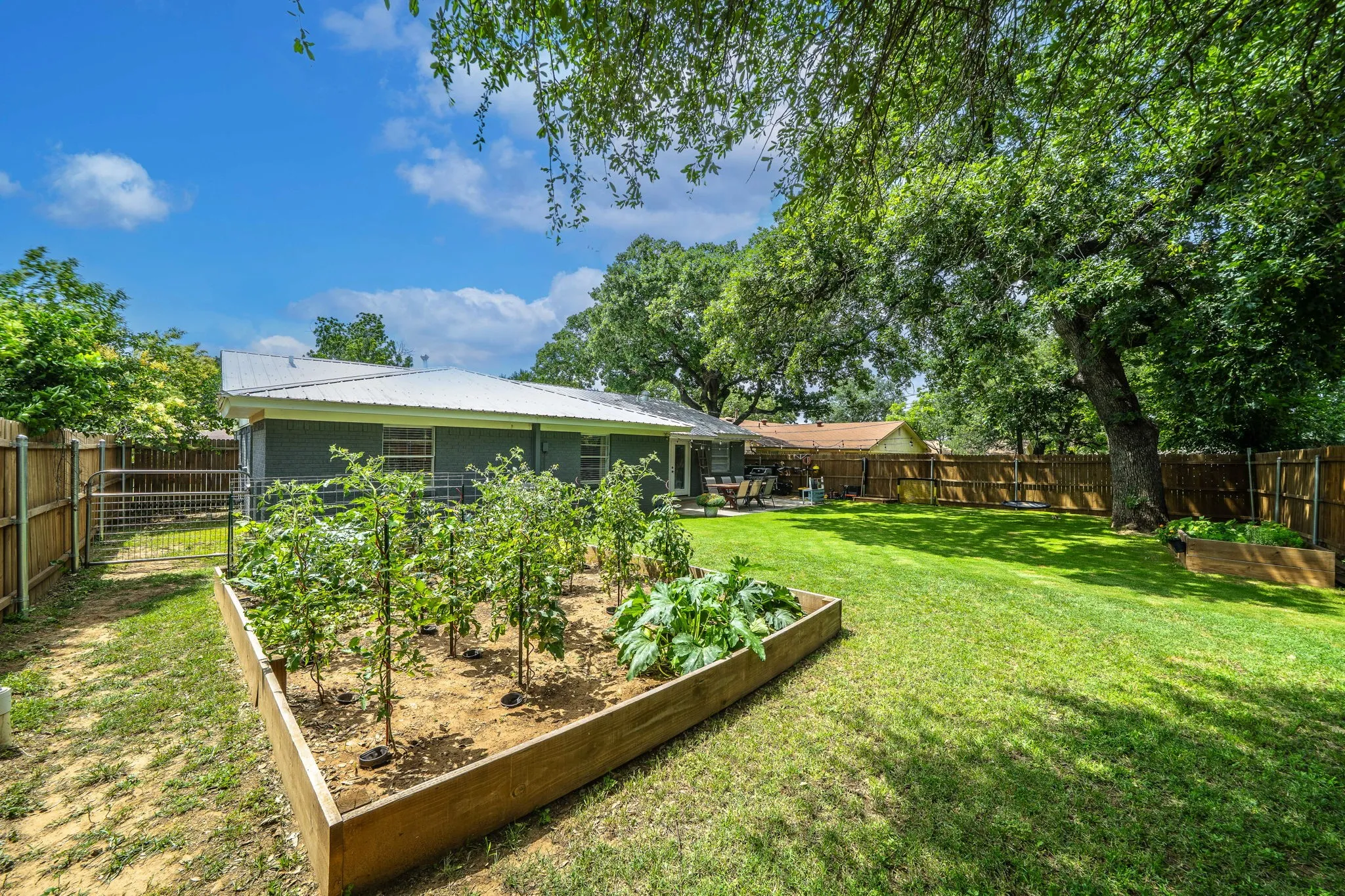Single Family Residence For Sale in Palo Pinto County , 605 28th Avenue, Mineral Wells, Texas 76067, 3 Bedroom, 2 Bathroom, 2 Garage spaces, 1,600 Sqft, built in 1965, mls#21293155, Real Estate Agent in Mineral Wells, Homes For Sale in Palo Pinto county, Homes For Sale in Mineral Wells, Realtor in Mineral Wells Texas, Real Estate Brokerage Independent Realty Texas, Luminita Cordes Realtor