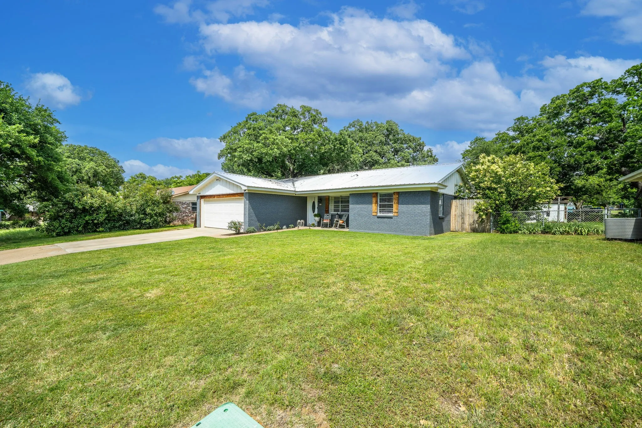 Single Family Residence For Sale in Palo Pinto County , 605 28th Avenue, Mineral Wells, Texas 76067, 3 Bedroom, 2 Bathroom, 2 Garage spaces, 1,600 Sqft, built in 1965, mls#21293155, Real Estate Agent in Mineral Wells, Homes For Sale in Palo Pinto county, Homes For Sale in Mineral Wells, Realtor in Mineral Wells Texas, Real Estate Brokerage Independent Realty Texas, Luminita Cordes Realtor