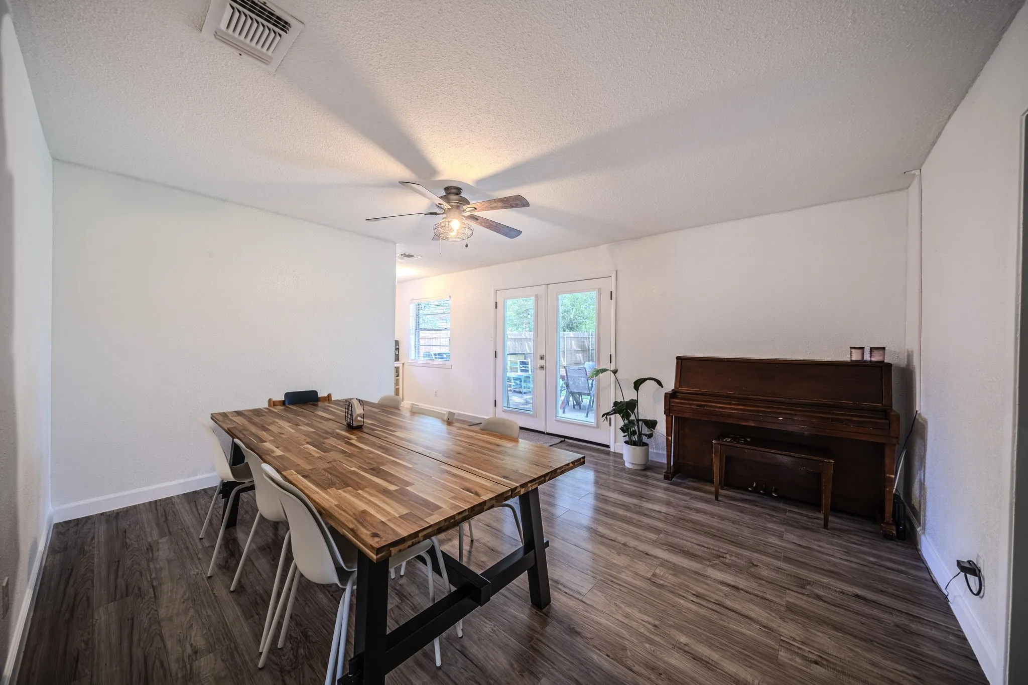 Single Family Residence For Sale in Palo Pinto County , 605 28th Avenue, Mineral Wells, Texas 76067, 3 Bedroom, 2 Bathroom, 2 Garage spaces, 1,600 Sqft, built in 1965, mls#21293155, Real Estate Agent in Mineral Wells, Homes For Sale in Palo Pinto county, Homes For Sale in Mineral Wells, Realtor in Mineral Wells Texas, Real Estate Brokerage Independent Realty Texas, Luminita Cordes Realtor