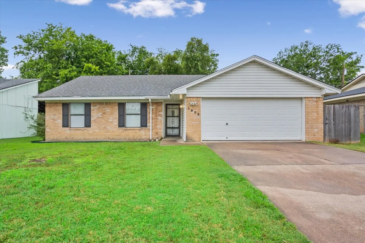Single Family Residence For Sale in Mc Lennan County , 1933 Century Drive, Waco, Texas 76712, 3 Bedrooms, 2 Bathrooms, 2 Garage spaces, 1,496 Sqft, built in 1980, Price $229,900, mls#21293129, Real Estate Agent in Waco, Homes For Sale in Mc Lennan county, Homes For Sale in Waco, Realtor in Waco Texas, Real Estate Brokerage Independent Realty Texas, Luminita Cordes Realtor