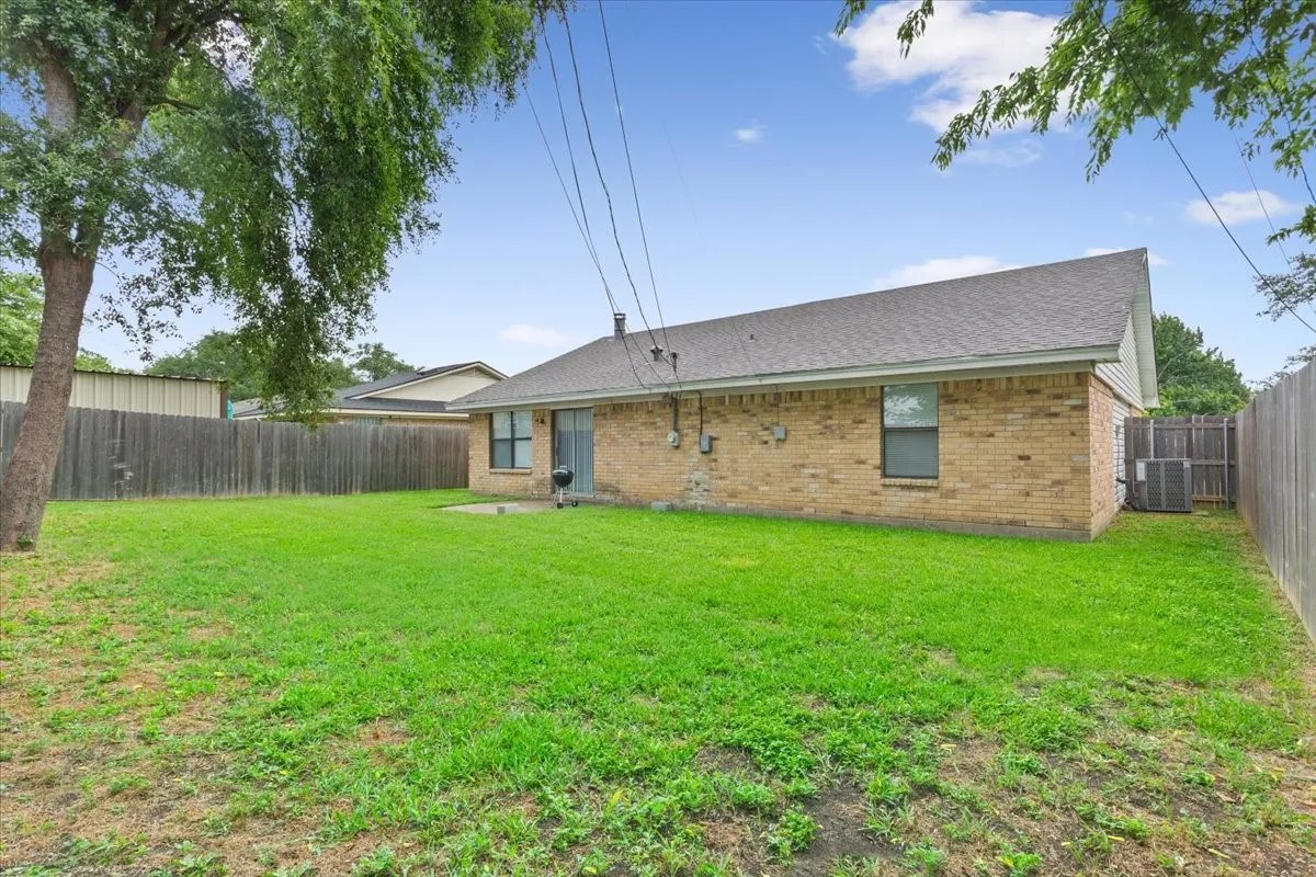 Single Family Residence For Sale in Mc Lennan County , 1933 Century Drive, Waco, Texas 76712, 3 Bedrooms, 2 Bathrooms, 2 Garage spaces, 1,496 Sqft, built in 1980, Price $229,900, mls#21293129, Real Estate Agent in Waco, Homes For Sale in Mc Lennan county, Homes For Sale in Waco, Realtor in Waco Texas, Real Estate Brokerage Independent Realty Texas, Luminita Cordes Realtor