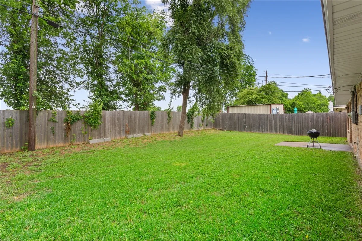 Single Family Residence For Sale in Mc Lennan County , 1933 Century Drive, Waco, Texas 76712, 3 Bedrooms, 2 Bathrooms, 2 Garage spaces, 1,496 Sqft, built in 1980, Price $229,900, mls#21293129, Real Estate Agent in Waco, Homes For Sale in Mc Lennan county, Homes For Sale in Waco, Realtor in Waco Texas, Real Estate Brokerage Independent Realty Texas, Luminita Cordes Realtor