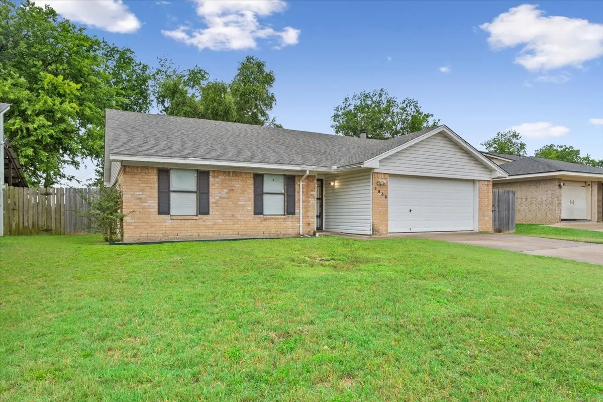 Single Family Residence For Sale in Mc Lennan County , 1933 Century Drive, Waco, Texas 76712, 3 Bedrooms, 2 Bathrooms, 2 Garage spaces, 1,496 Sqft, built in 1980, Price $229,900, mls#21293129, Real Estate Agent in Waco, Homes For Sale in Mc Lennan county, Homes For Sale in Waco, Realtor in Waco Texas, Real Estate Brokerage Independent Realty Texas, Luminita Cordes Realtor
