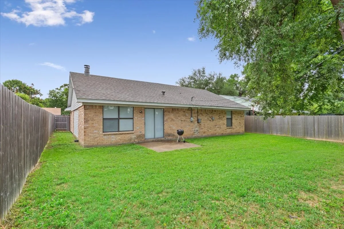 Single Family Residence For Sale in Mc Lennan County , 1933 Century Drive, Waco, Texas 76712, 3 Bedrooms, 2 Bathrooms, 2 Garage spaces, 1,496 Sqft, built in 1980, Price $229,900, mls#21293129, Real Estate Agent in Waco, Homes For Sale in Mc Lennan county, Homes For Sale in Waco, Realtor in Waco Texas, Real Estate Brokerage Independent Realty Texas, Luminita Cordes Realtor