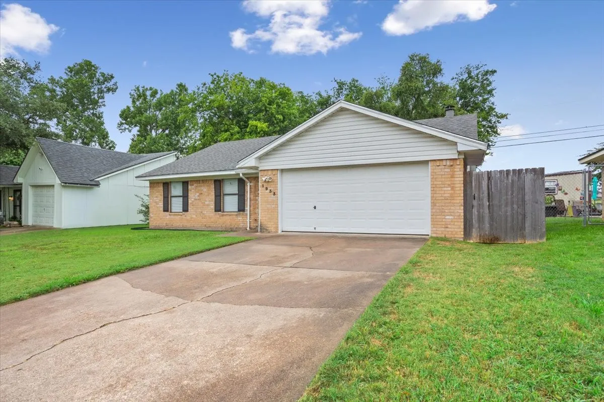 Single Family Residence For Sale in Mc Lennan County , 1933 Century Drive, Waco, Texas 76712, 3 Bedrooms, 2 Bathrooms, 2 Garage spaces, 1,496 Sqft, built in 1980, Price $229,900, mls#21293129, Real Estate Agent in Waco, Homes For Sale in Mc Lennan county, Homes For Sale in Waco, Realtor in Waco Texas, Real Estate Brokerage Independent Realty Texas, Luminita Cordes Realtor