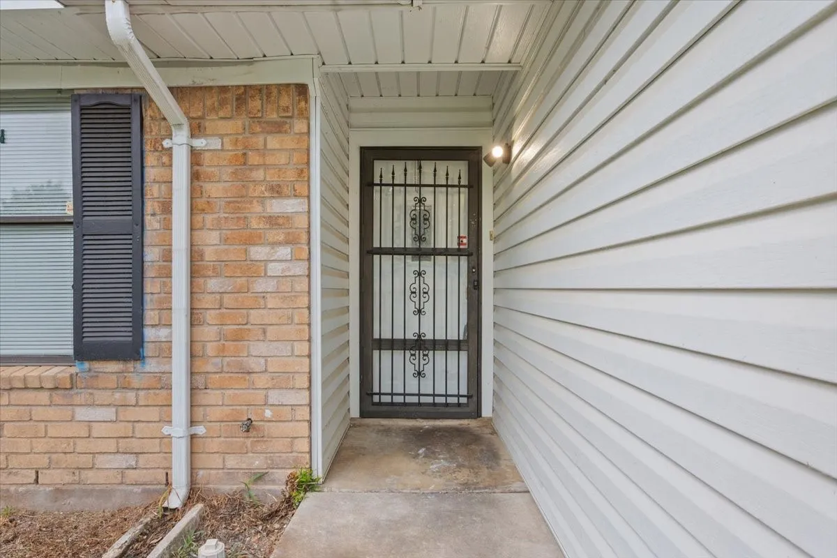 Single Family Residence For Sale in Mc Lennan County , 1933 Century Drive, Waco, Texas 76712, 3 Bedrooms, 2 Bathrooms, 2 Garage spaces, 1,496 Sqft, built in 1980, Price $229,900, mls#21293129, Real Estate Agent in Waco, Homes For Sale in Mc Lennan county, Homes For Sale in Waco, Realtor in Waco Texas, Real Estate Brokerage Independent Realty Texas, Luminita Cordes Realtor