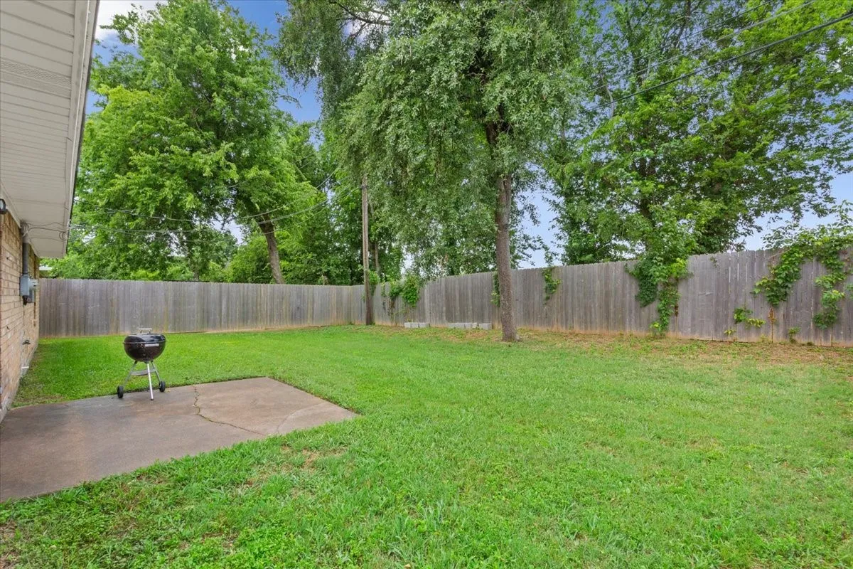 Single Family Residence For Sale in Mc Lennan County , 1933 Century Drive, Waco, Texas 76712, 3 Bedrooms, 2 Bathrooms, 2 Garage spaces, 1,496 Sqft, built in 1980, Price $229,900, mls#21293129, Real Estate Agent in Waco, Homes For Sale in Mc Lennan county, Homes For Sale in Waco, Realtor in Waco Texas, Real Estate Brokerage Independent Realty Texas, Luminita Cordes Realtor