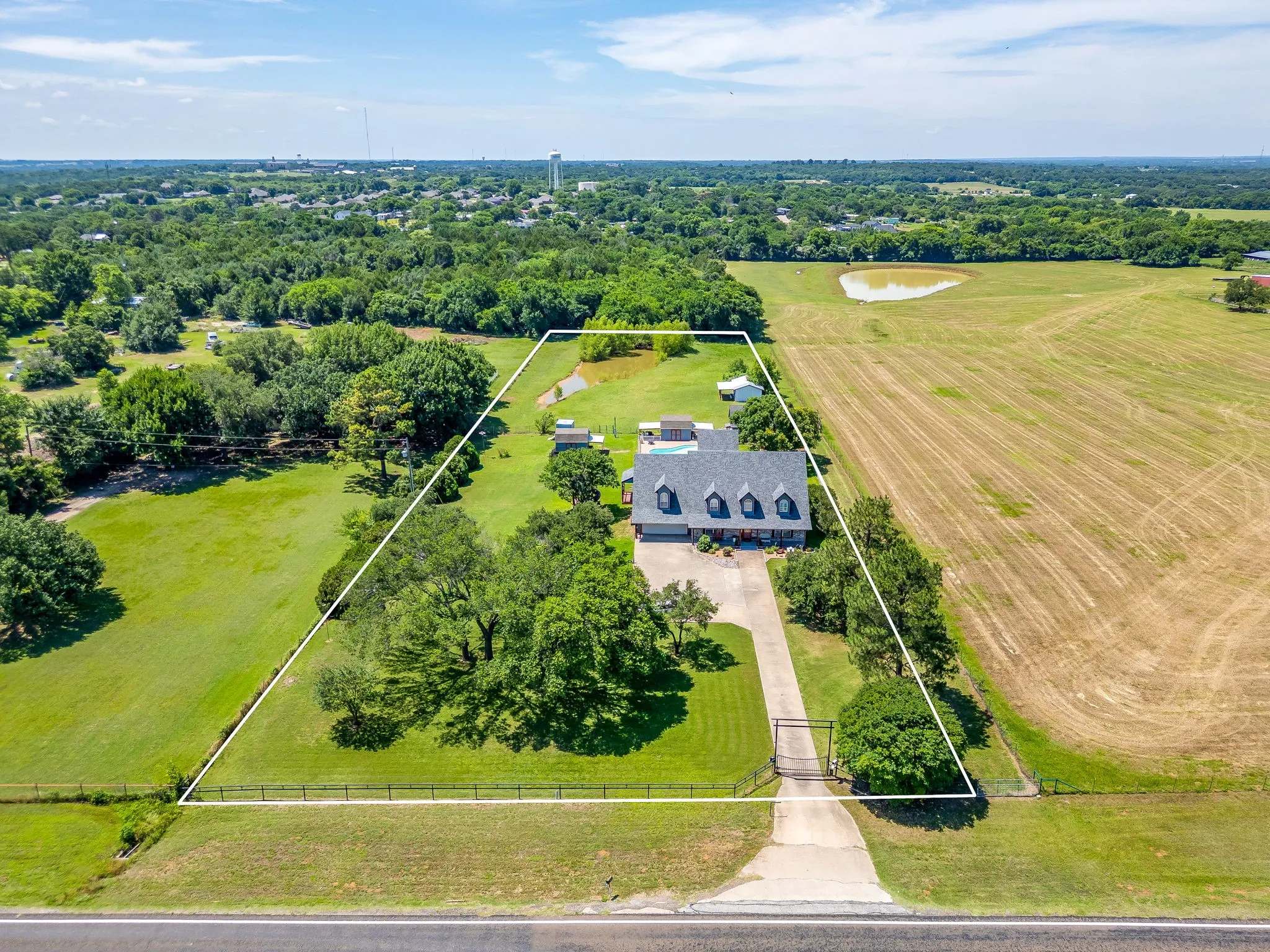 Single Family Residence For Sale in Johnson County , 2100 Fm 3048, Cleburne, Texas 76031, 4 Bedroom, 4 Bathroom, 2 Garage spaces, 4,215 Sqft, built in 1993, mls#21293198, Real Estate Agent in Cleburne, Homes For Sale in Johnson county, Homes For Sale in Cleburne, Realtor in Cleburne Texas, Real Estate Brokerage Independent Realty Texas, Luminita Cordes Realtor