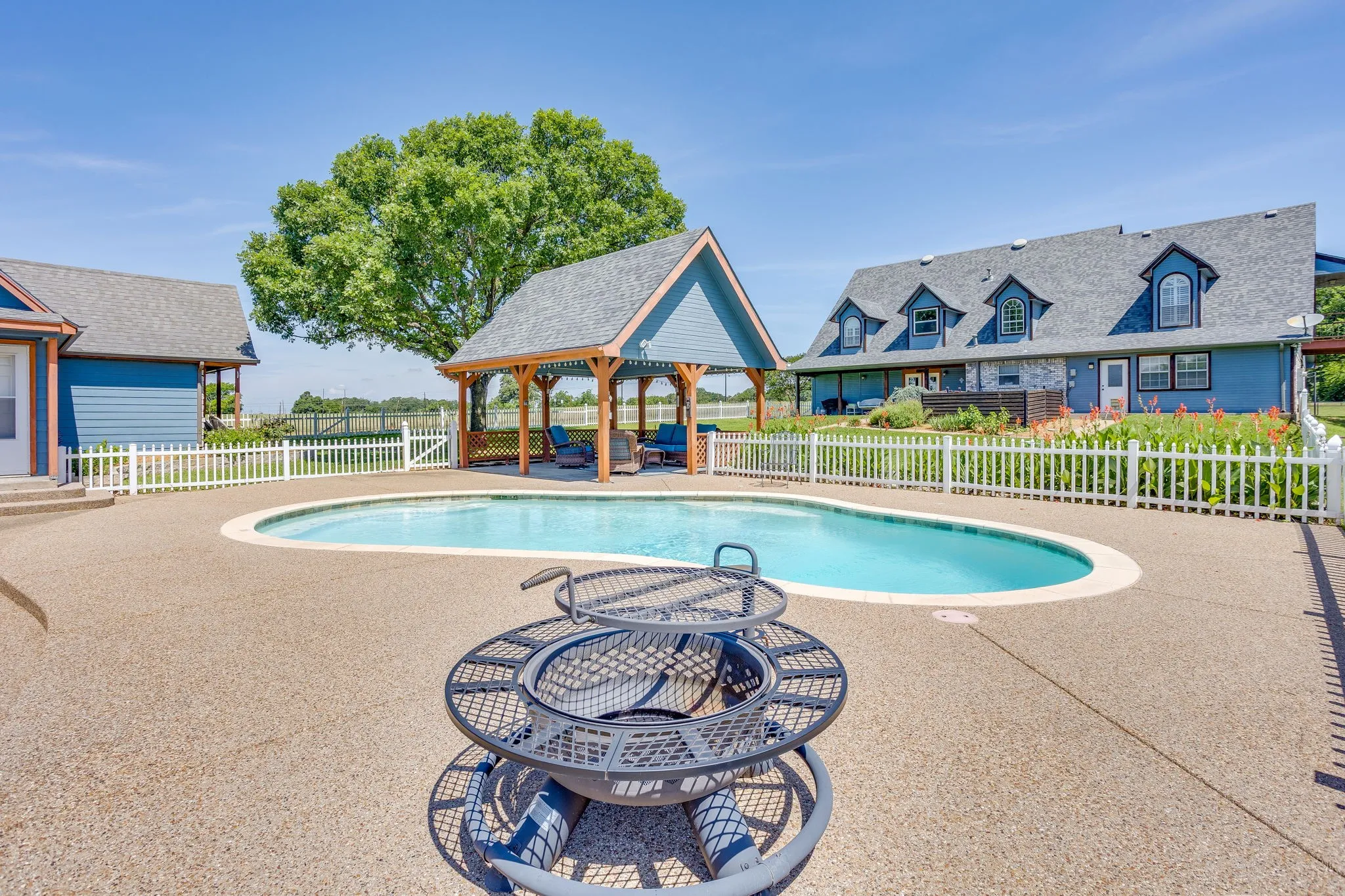 Single Family Residence For Sale in Johnson County , 2100 Fm 3048, Cleburne, Texas 76031, 4 Bedroom, 4 Bathroom, 2 Garage spaces, 4,215 Sqft, built in 1993, mls#21293198, Real Estate Agent in Cleburne, Homes For Sale in Johnson county, Homes For Sale in Cleburne, Realtor in Cleburne Texas, Real Estate Brokerage Independent Realty Texas, Luminita Cordes Realtor