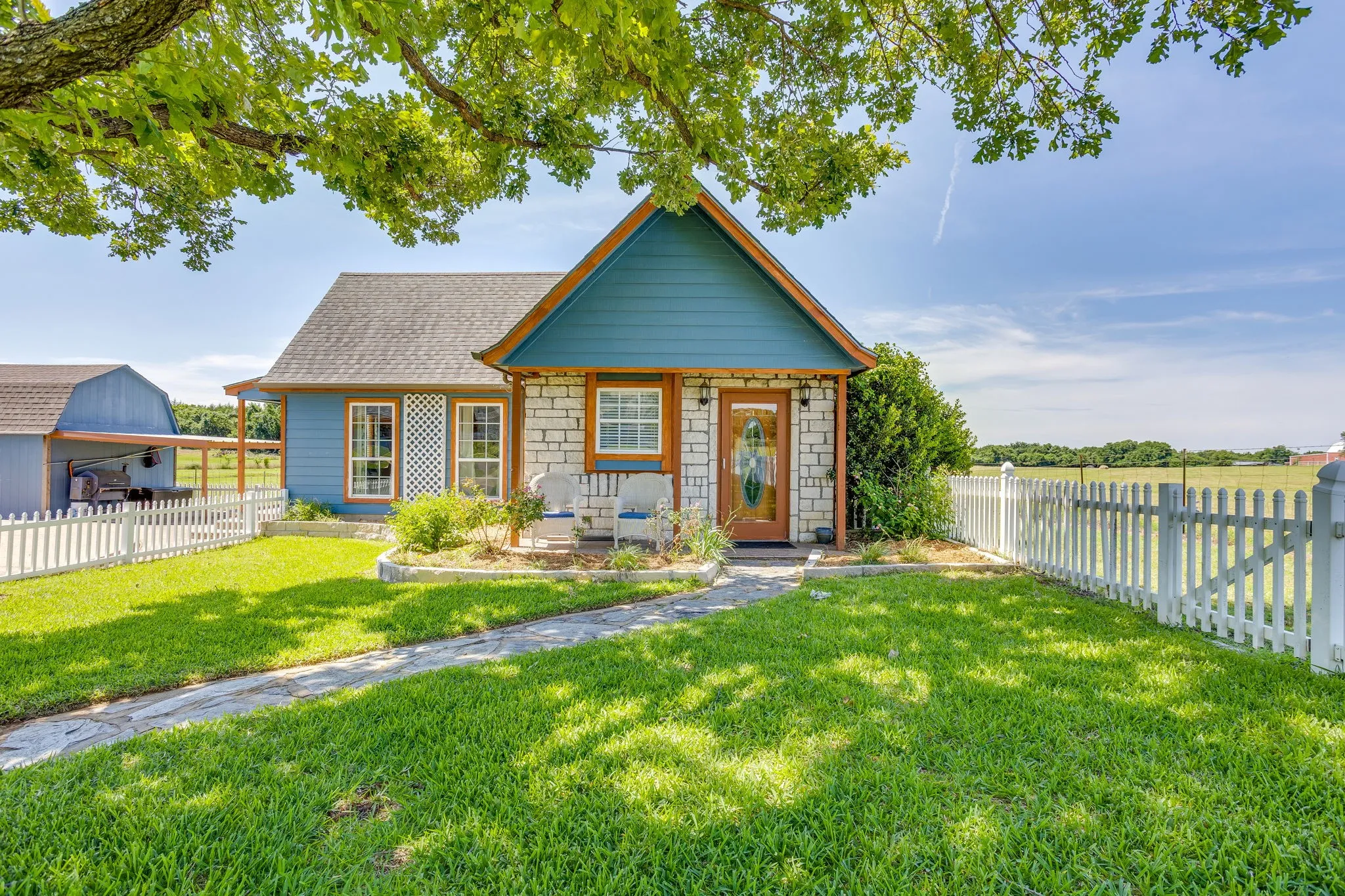Single Family Residence For Sale in Johnson County , 2100 Fm 3048, Cleburne, Texas 76031, 4 Bedroom, 4 Bathroom, 2 Garage spaces, 4,215 Sqft, built in 1993, mls#21293198, Real Estate Agent in Cleburne, Homes For Sale in Johnson county, Homes For Sale in Cleburne, Realtor in Cleburne Texas, Real Estate Brokerage Independent Realty Texas, Luminita Cordes Realtor