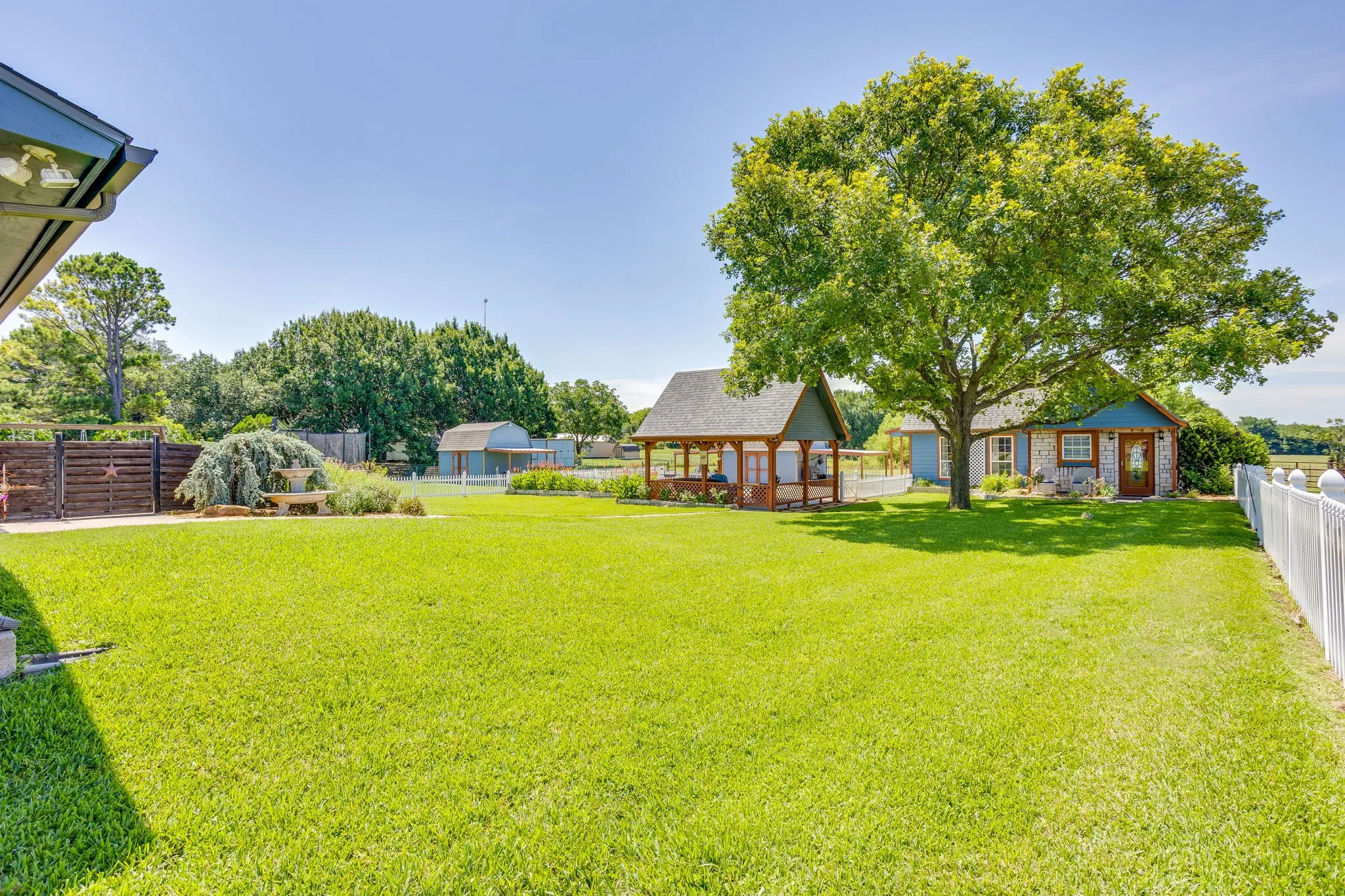 Single Family Residence For Sale in Johnson County , 2100 Fm 3048, Cleburne, Texas 76031, 4 Bedroom, 4 Bathroom, 2 Garage spaces, 4,215 Sqft, built in 1993, mls#21293198, Real Estate Agent in Cleburne, Homes For Sale in Johnson county, Homes For Sale in Cleburne, Realtor in Cleburne Texas, Real Estate Brokerage Independent Realty Texas, Luminita Cordes Realtor