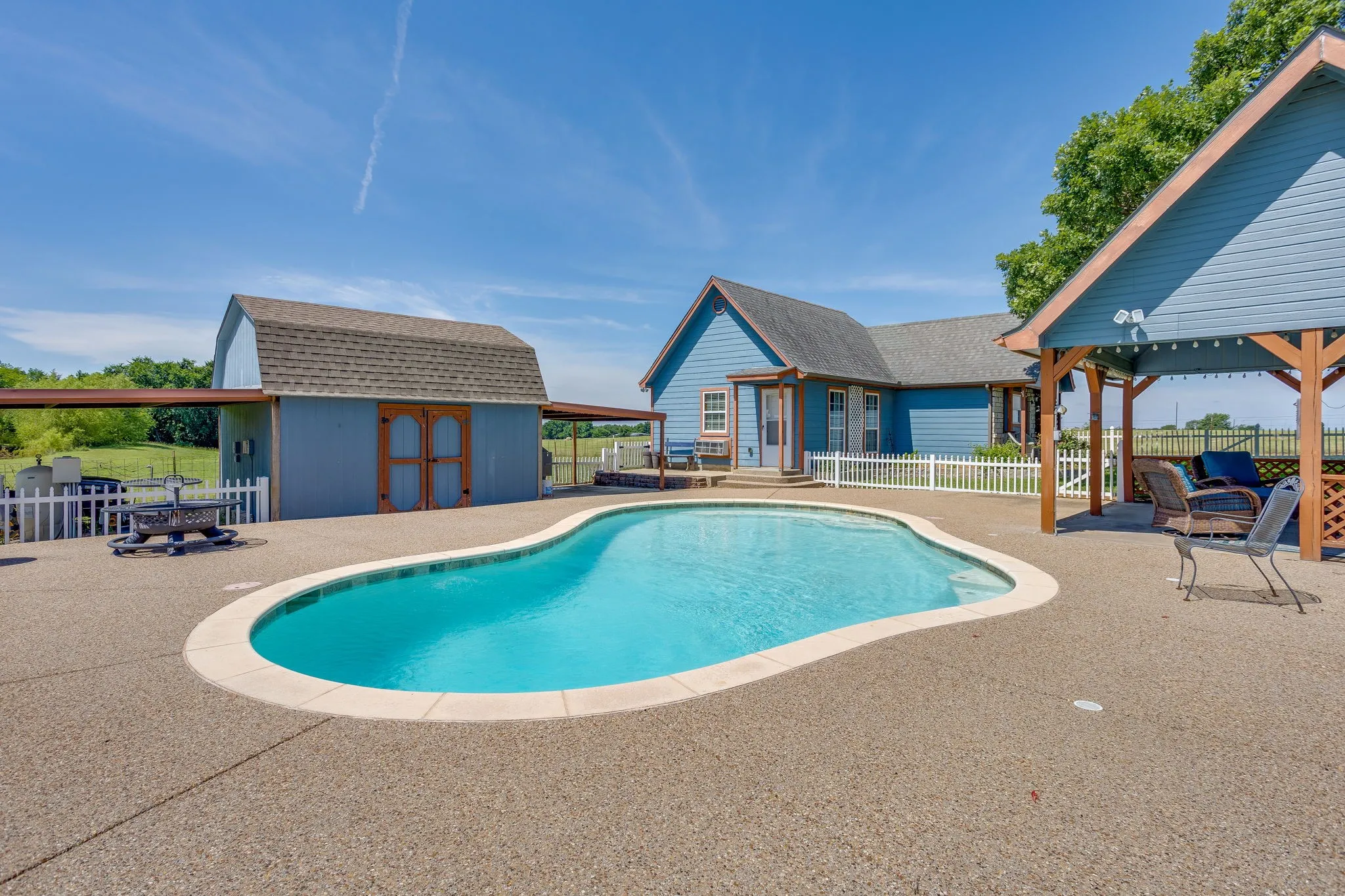 Single Family Residence For Sale in Johnson County , 2100 Fm 3048, Cleburne, Texas 76031, 4 Bedroom, 4 Bathroom, 2 Garage spaces, 4,215 Sqft, built in 1993, mls#21293198, Real Estate Agent in Cleburne, Homes For Sale in Johnson county, Homes For Sale in Cleburne, Realtor in Cleburne Texas, Real Estate Brokerage Independent Realty Texas, Luminita Cordes Realtor