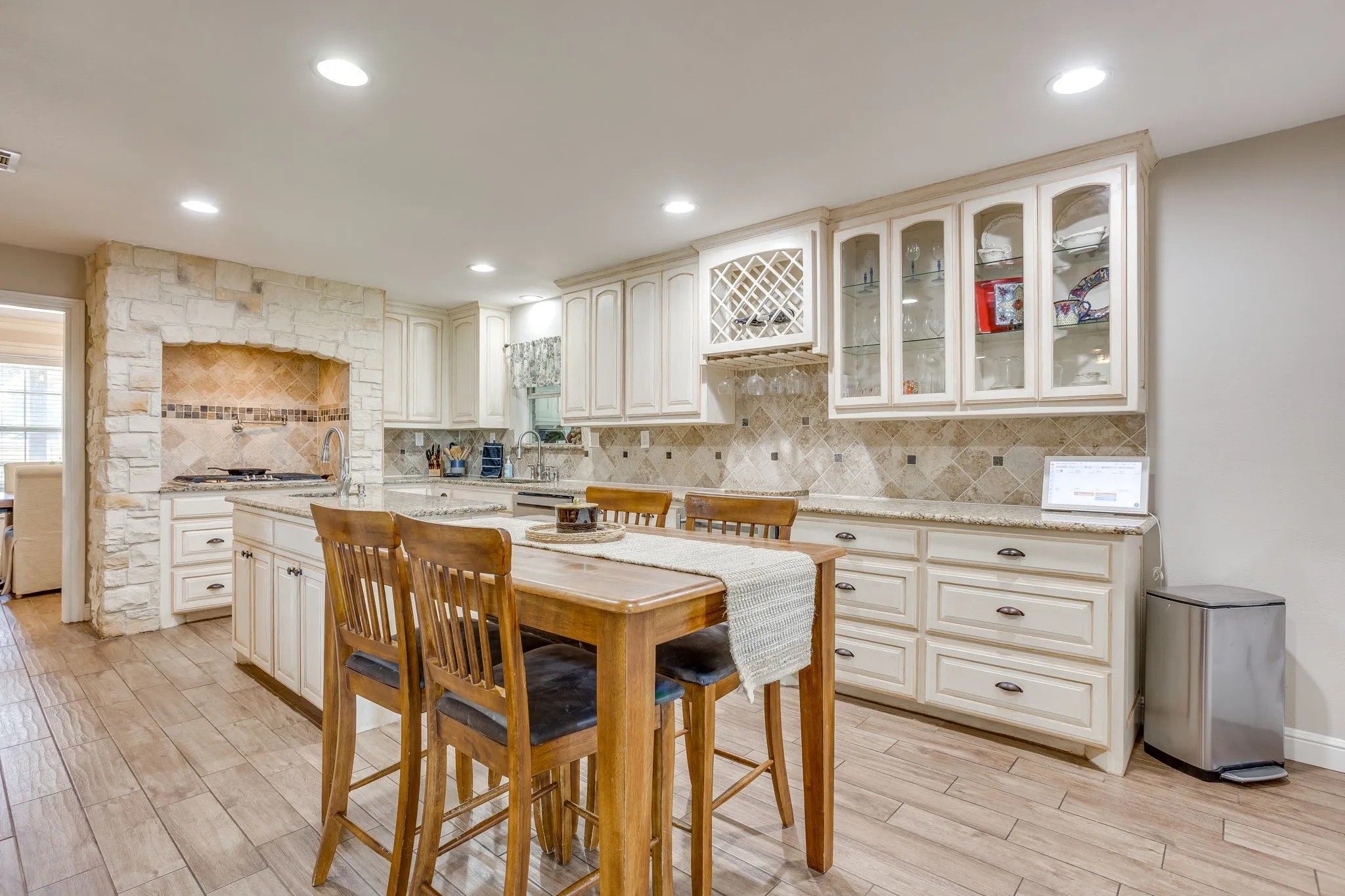 Single Family Residence For Sale in Johnson County , 2100 Fm 3048, Cleburne, Texas 76031, 4 Bedroom, 4 Bathroom, 2 Garage spaces, 4,215 Sqft, built in 1993, mls#21293198, Real Estate Agent in Cleburne, Homes For Sale in Johnson county, Homes For Sale in Cleburne, Realtor in Cleburne Texas, Real Estate Brokerage Independent Realty Texas, Luminita Cordes Realtor