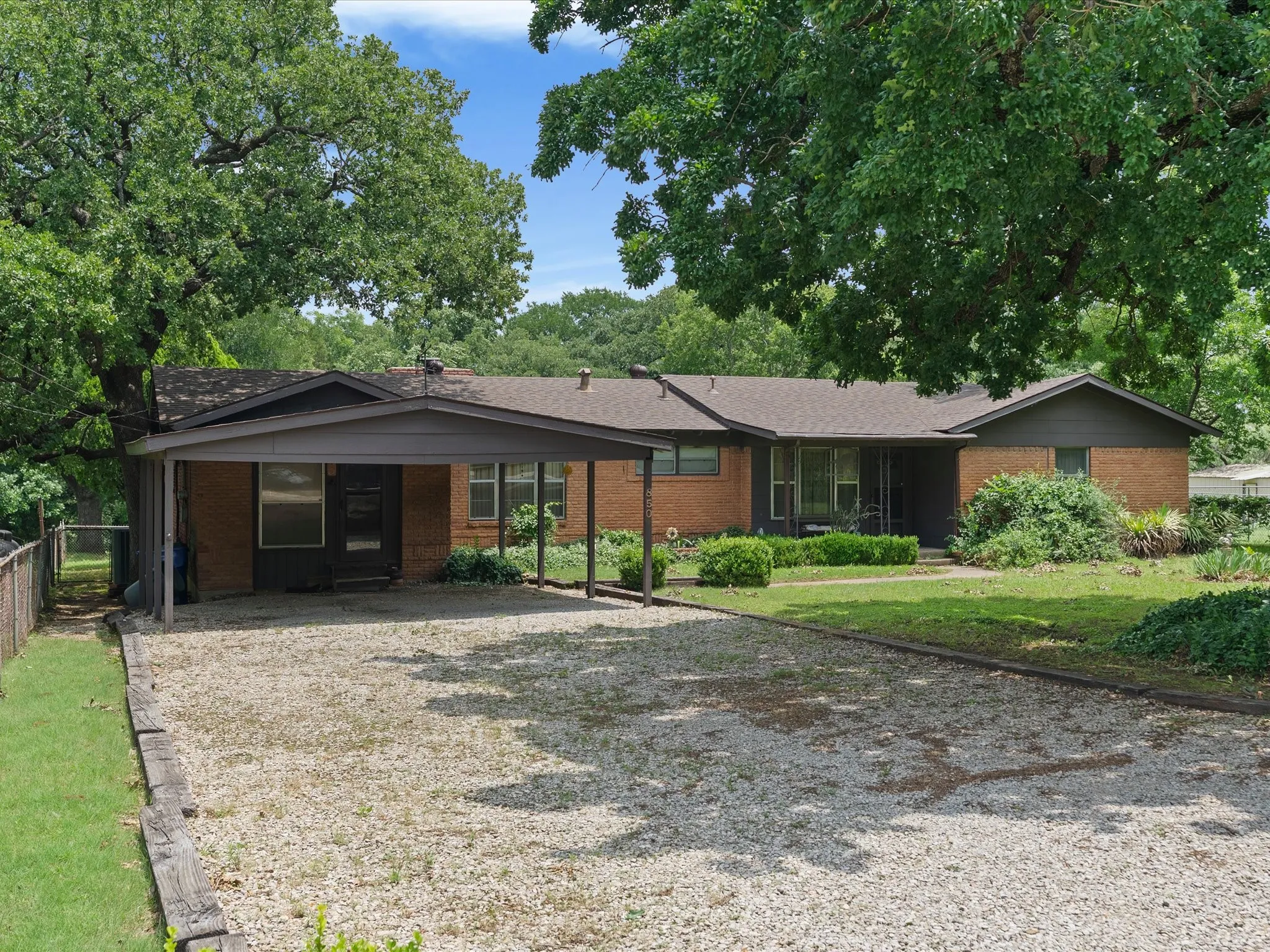 Single Family Residence For Sale in Tarrant County , 850 Newt Patterson Road, Mansfield, Texas 76063, 3 Bedroom, 2 Bathroom, Garage spaces, 1,994 Sqft, built in 1957, mls#21285570, Real Estate Agent in Mansfield, Homes For Sale in Tarrant county, Homes For Sale in Mansfield, Realtor in Mansfield Texas, Real Estate Brokerage Independent Realty Texas, Luminita Cordes Realtor