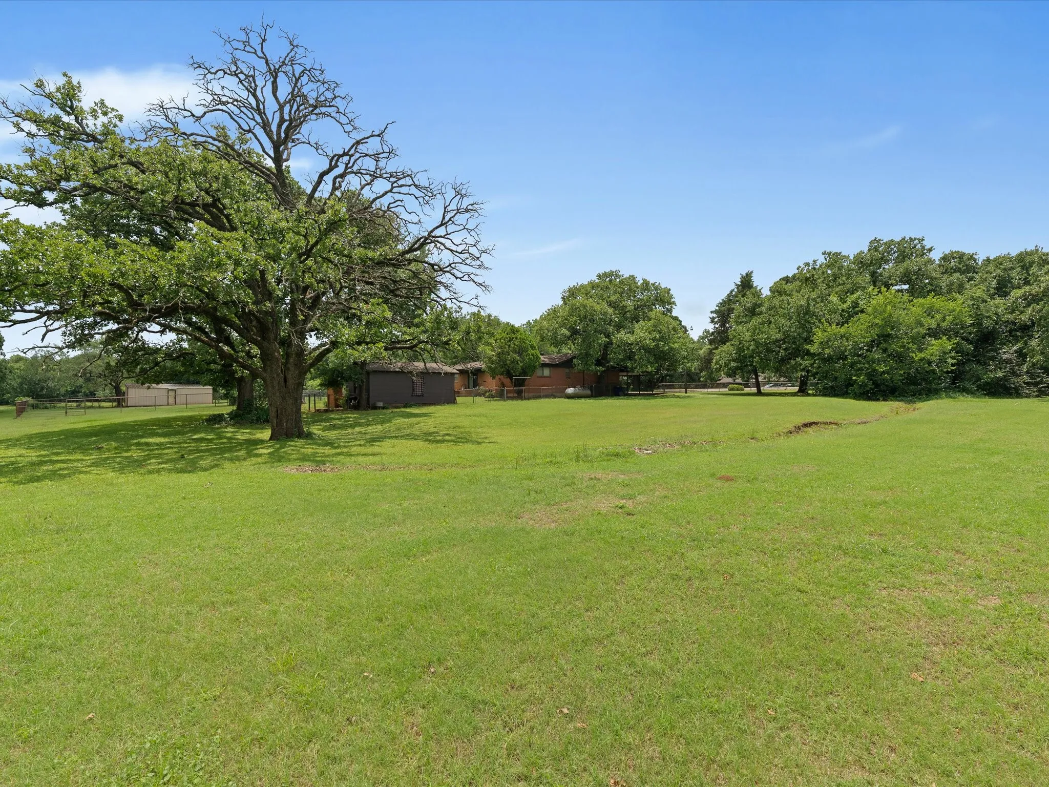 Single Family Residence For Sale in Tarrant County , 850 Newt Patterson Road, Mansfield, Texas 76063, 3 Bedroom, 2 Bathroom, Garage spaces, 1,994 Sqft, built in 1957, mls#21285570, Real Estate Agent in Mansfield, Homes For Sale in Tarrant county, Homes For Sale in Mansfield, Realtor in Mansfield Texas, Real Estate Brokerage Independent Realty Texas, Luminita Cordes Realtor