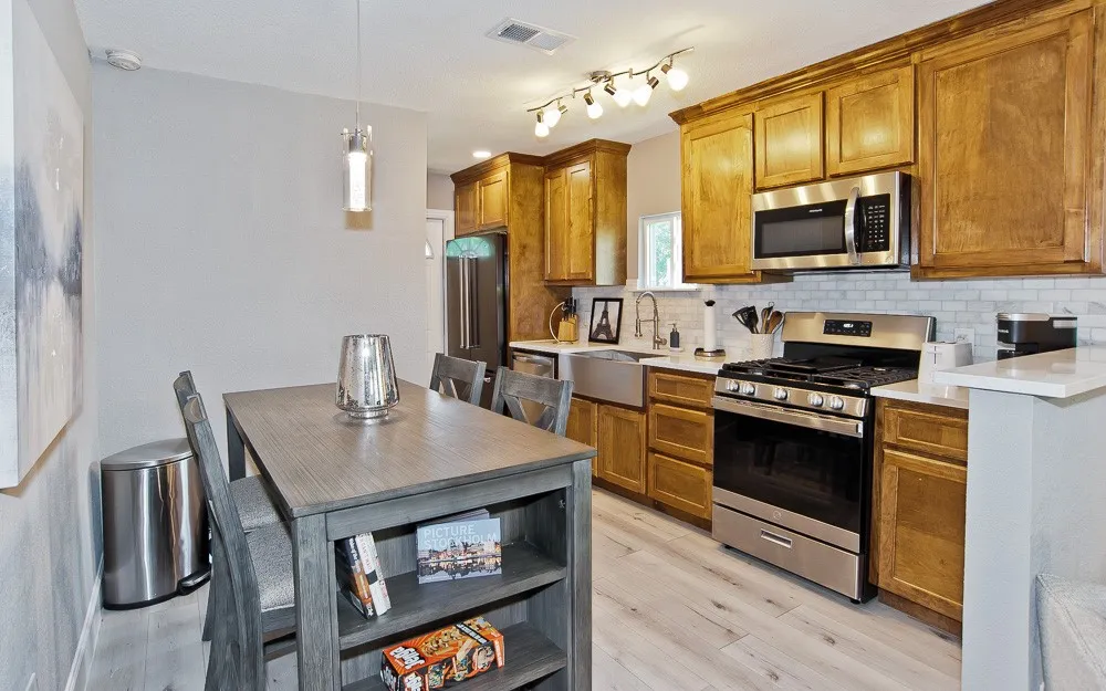 Single Family Residence For Sale in Dallas County , 1810 Shaw Street, Dallas, Texas 75212, 3 Bedroom, 1 Bathroom, Garage spaces, 810 Sqft, built in 1961, mls#21293202, Real Estate Agent in Dallas, Homes For Sale in Dallas county, Homes For Sale in Dallas, Realtor in Dallas Texas, Real Estate Brokerage Independent Realty Texas, Luminita Cordes Realtor