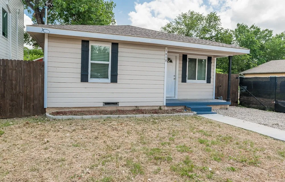 Single Family Residence For Sale in Dallas County , 1810 Shaw Street, Dallas, Texas 75212, 3 Bedroom, 1 Bathroom, Garage spaces, 810 Sqft, built in 1961, mls#21293202, Real Estate Agent in Dallas, Homes For Sale in Dallas county, Homes For Sale in Dallas, Realtor in Dallas Texas, Real Estate Brokerage Independent Realty Texas, Luminita Cordes Realtor