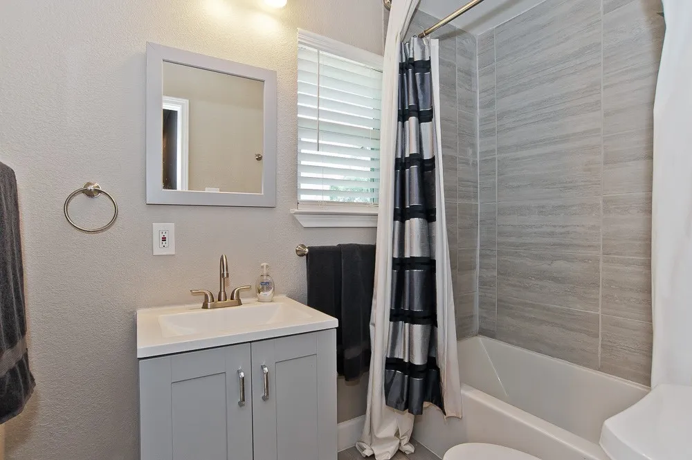 Single Family Residence For Sale in Dallas County , 1810 Shaw Street, Dallas, Texas 75212, 3 Bedroom, 1 Bathroom, Garage spaces, 810 Sqft, built in 1961, mls#21293202, Real Estate Agent in Dallas, Homes For Sale in Dallas county, Homes For Sale in Dallas, Realtor in Dallas Texas, Real Estate Brokerage Independent Realty Texas, Luminita Cordes Realtor