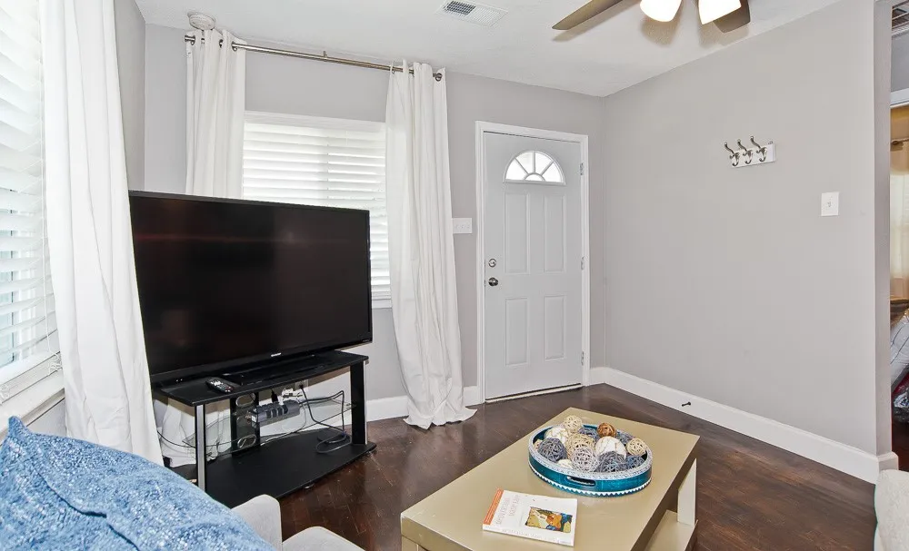 Single Family Residence For Sale in Dallas County , 1810 Shaw Street, Dallas, Texas 75212, 3 Bedroom, 1 Bathroom, Garage spaces, 810 Sqft, built in 1961, mls#21293202, Real Estate Agent in Dallas, Homes For Sale in Dallas county, Homes For Sale in Dallas, Realtor in Dallas Texas, Real Estate Brokerage Independent Realty Texas, Luminita Cordes Realtor