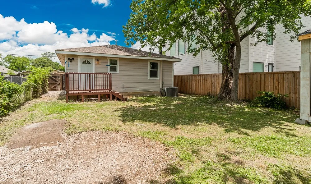 Single Family Residence For Sale in Dallas County , 1810 Shaw Street, Dallas, Texas 75212, 3 Bedroom, 1 Bathroom, Garage spaces, 810 Sqft, built in 1961, mls#21293202, Real Estate Agent in Dallas, Homes For Sale in Dallas county, Homes For Sale in Dallas, Realtor in Dallas Texas, Real Estate Brokerage Independent Realty Texas, Luminita Cordes Realtor