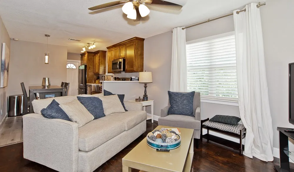Single Family Residence For Sale in Dallas County , 1810 Shaw Street, Dallas, Texas 75212, 3 Bedroom, 1 Bathroom, Garage spaces, 810 Sqft, built in 1961, mls#21293202, Real Estate Agent in Dallas, Homes For Sale in Dallas county, Homes For Sale in Dallas, Realtor in Dallas Texas, Real Estate Brokerage Independent Realty Texas, Luminita Cordes Realtor