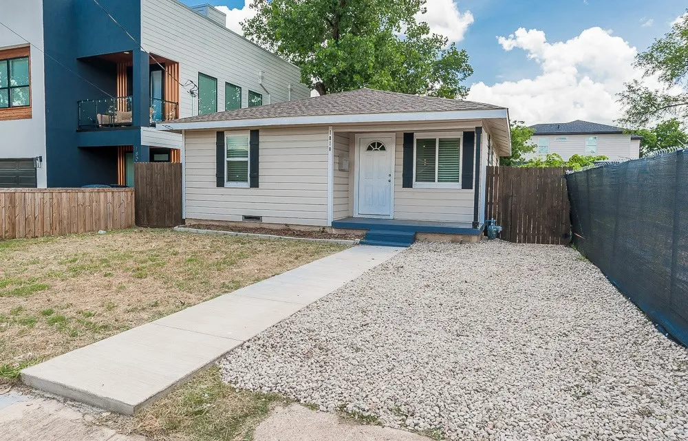 Single Family Residence For Sale in Dallas County , 1810 Shaw Street, Dallas, Texas 75212, 3 Bedroom, 1 Bathroom, Garage spaces, 810 Sqft, built in 1961, mls#21293202, Real Estate Agent in Dallas, Homes For Sale in Dallas county, Homes For Sale in Dallas, Realtor in Dallas Texas, Real Estate Brokerage Independent Realty Texas, Luminita Cordes Realtor